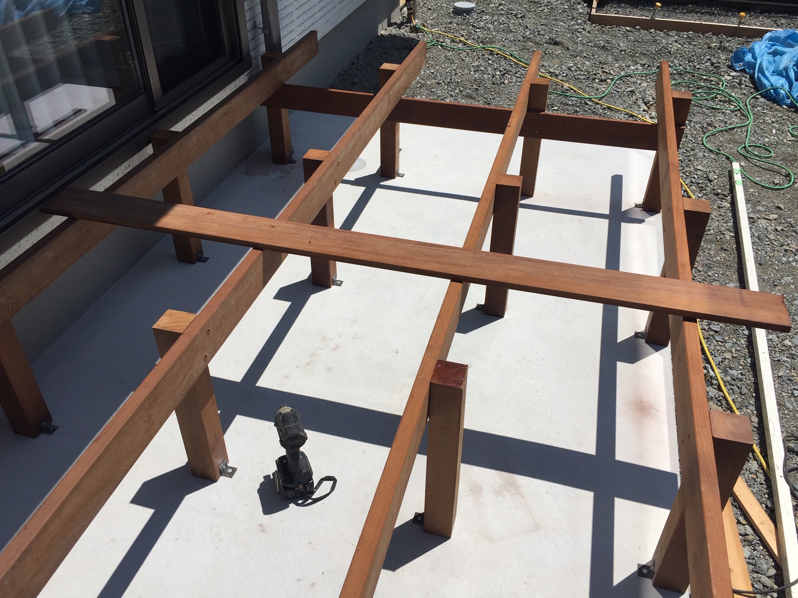 ウリン材デッキ施工中