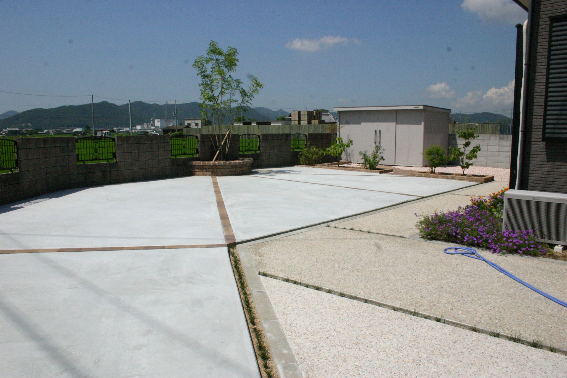 メンテナンスフリーガーデンに植栽シンボル