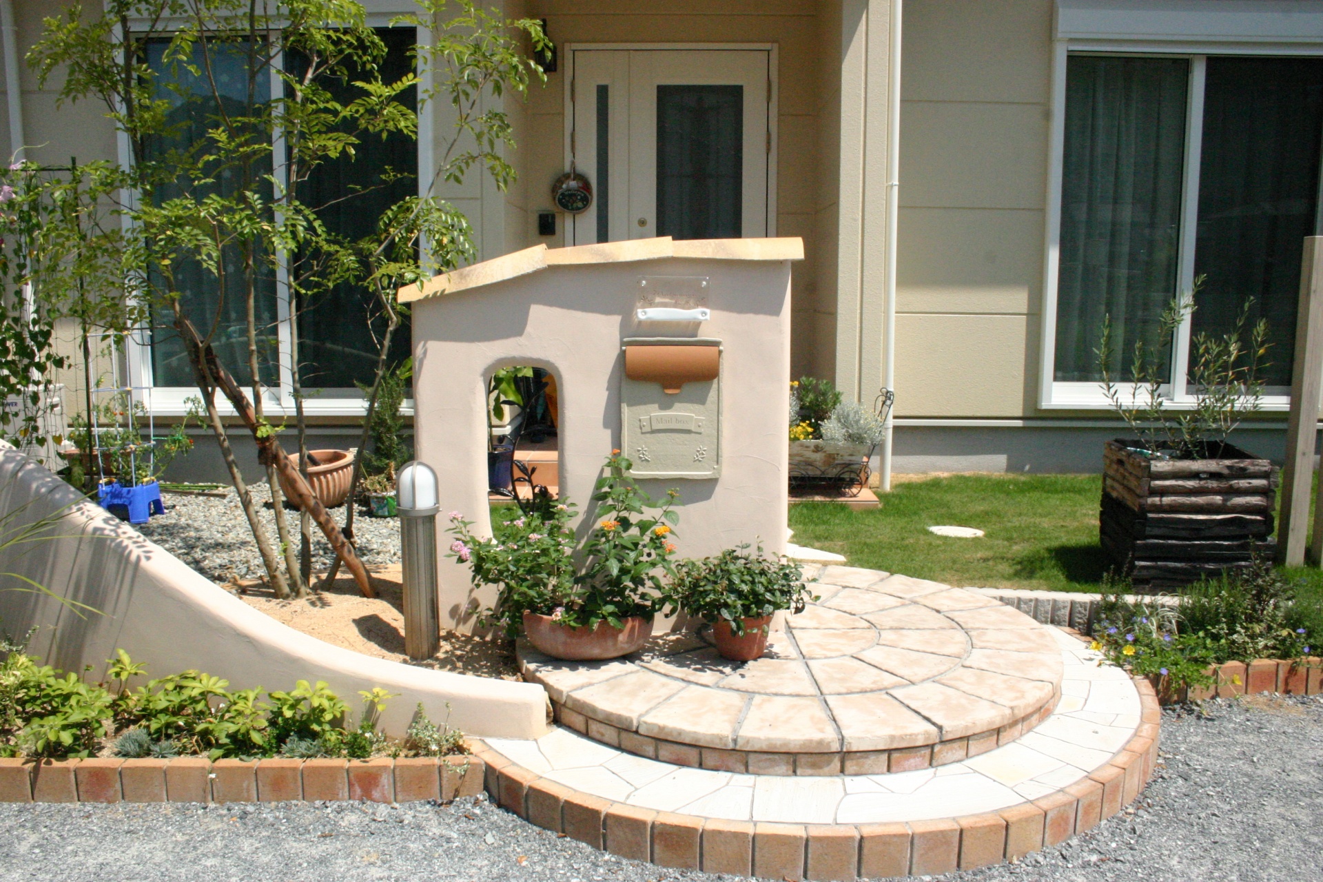 プロバンス瓦のデザインウォール　たつの市M様邸