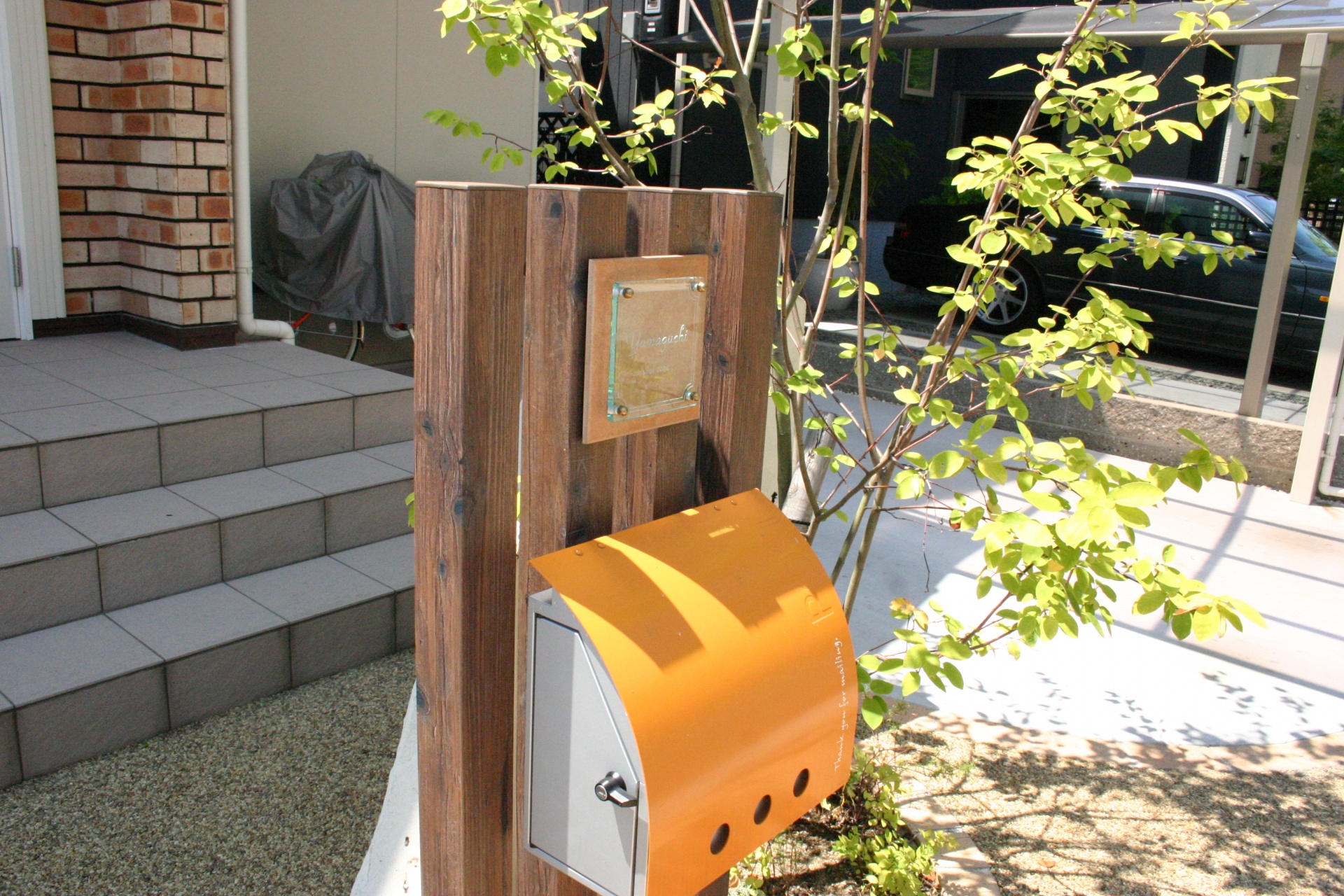 ランドセルをイメージしたおしゃれなラッセルポストデザイン