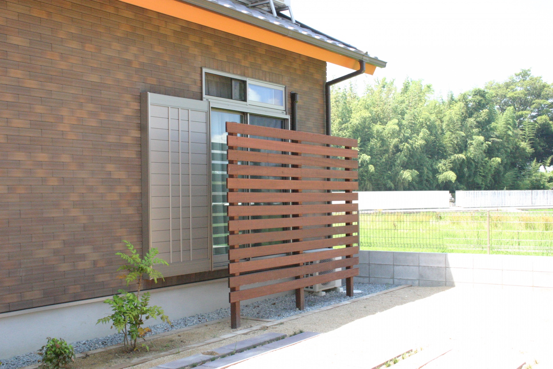 風通しを考慮したエクステリア木製フェンス