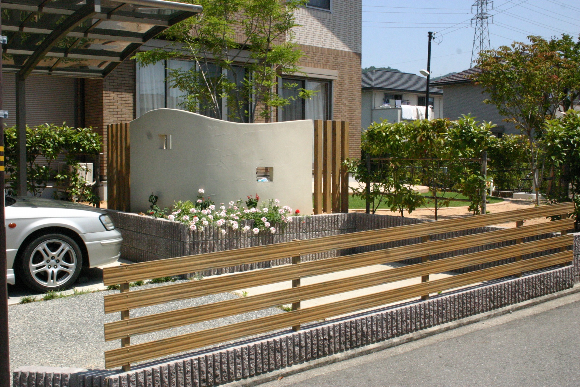 愛車のプライバシーを守るアートウッド横桟フェンス
