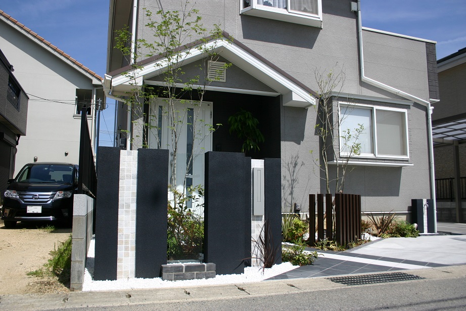 太子のエクステリア施工例　門柱とガラス