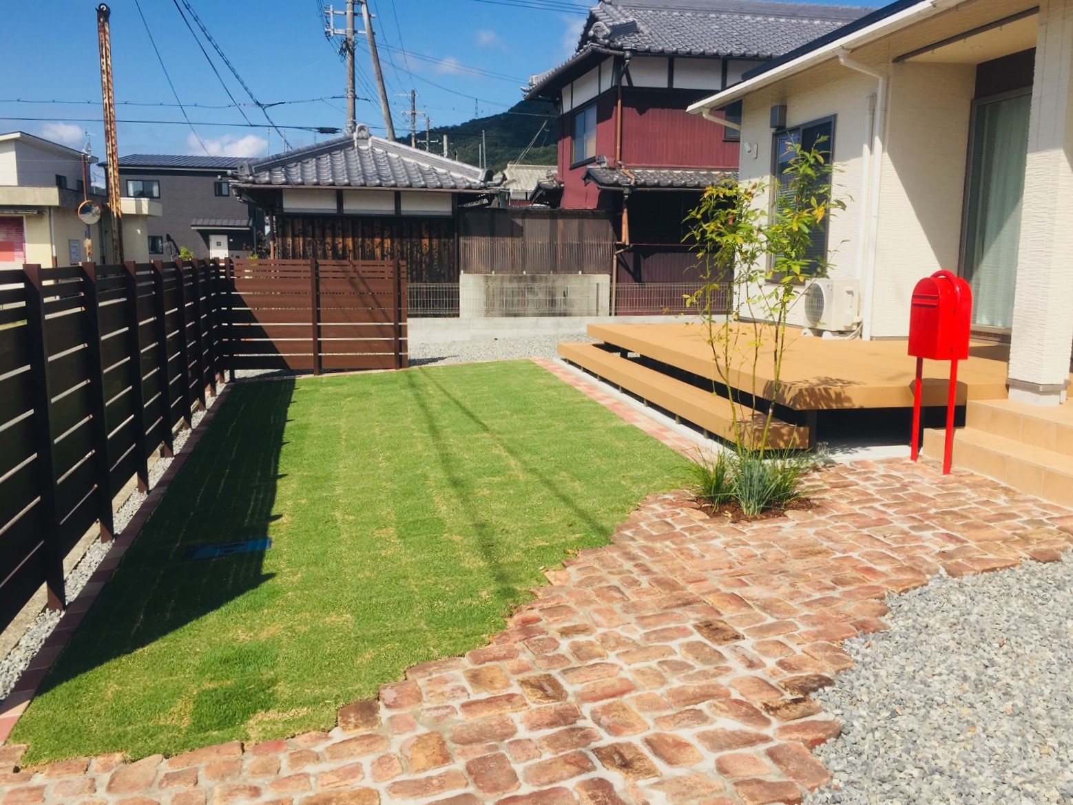 ウッドデッキに出て気持ち良く過ごすお庭　相生市T様邸天然芝