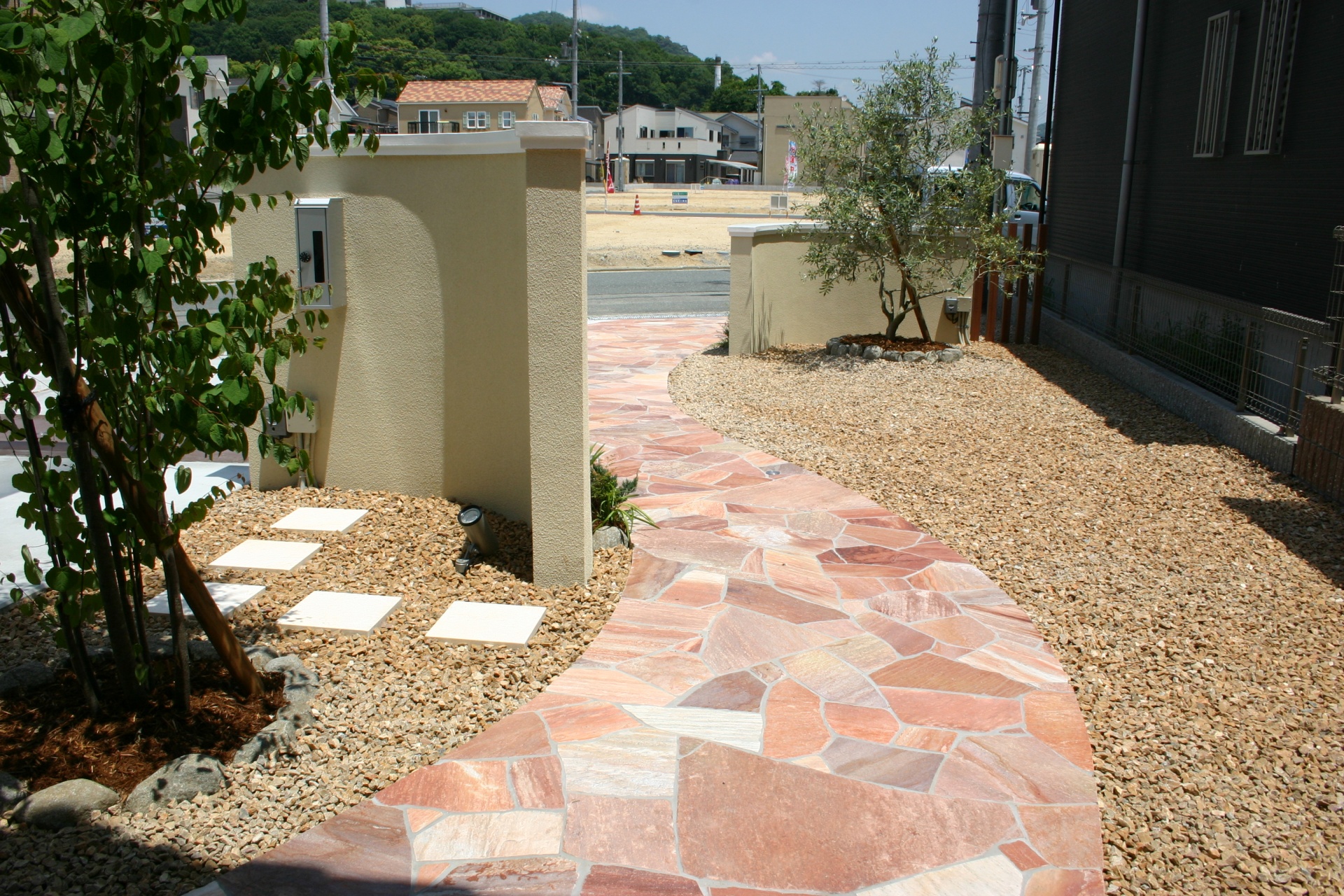 美しい自然石曲線アプローチ　たつの市F様邸4