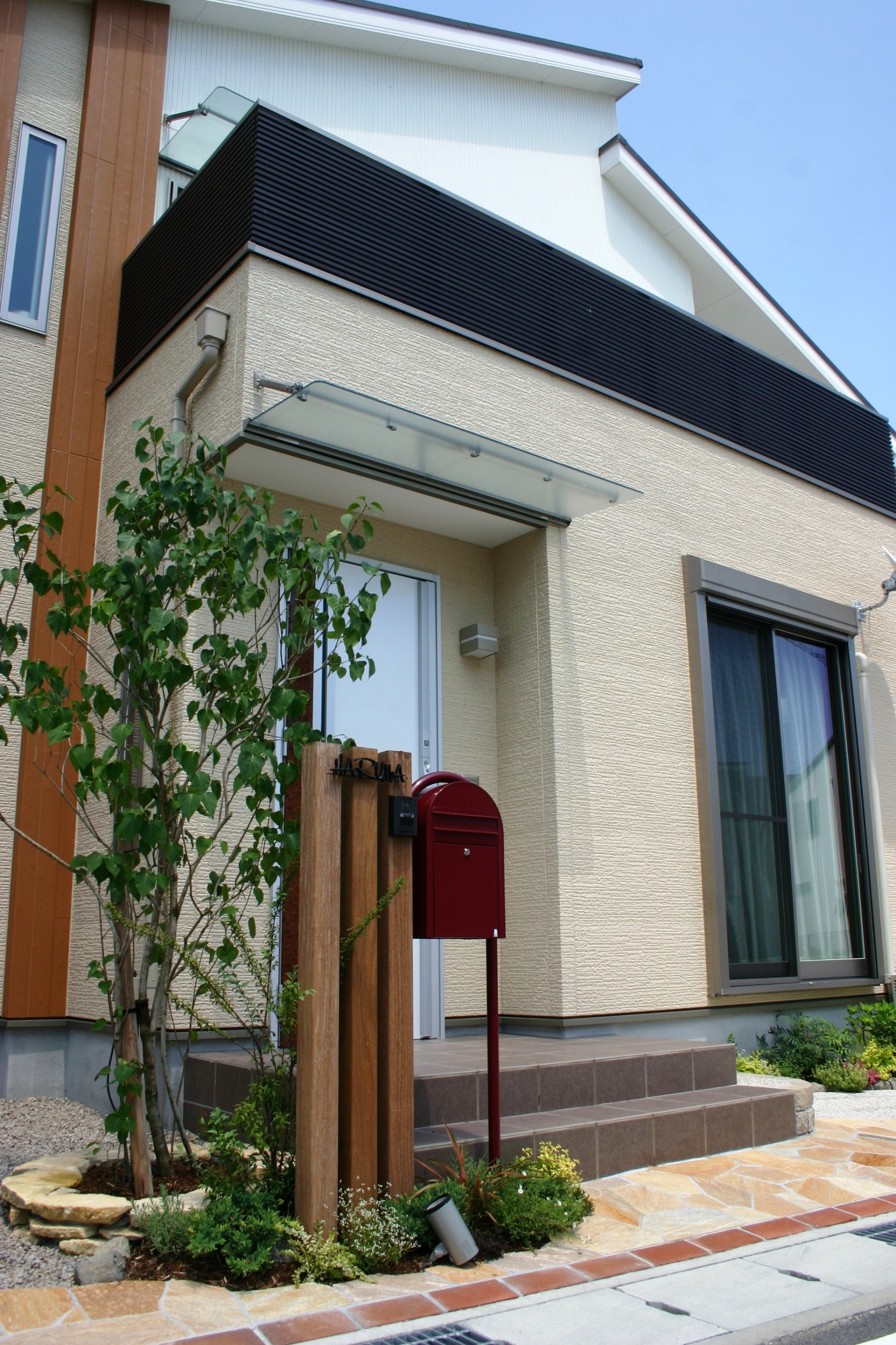 ウリン材スリットで自然な門回り　たつの市H様邸3