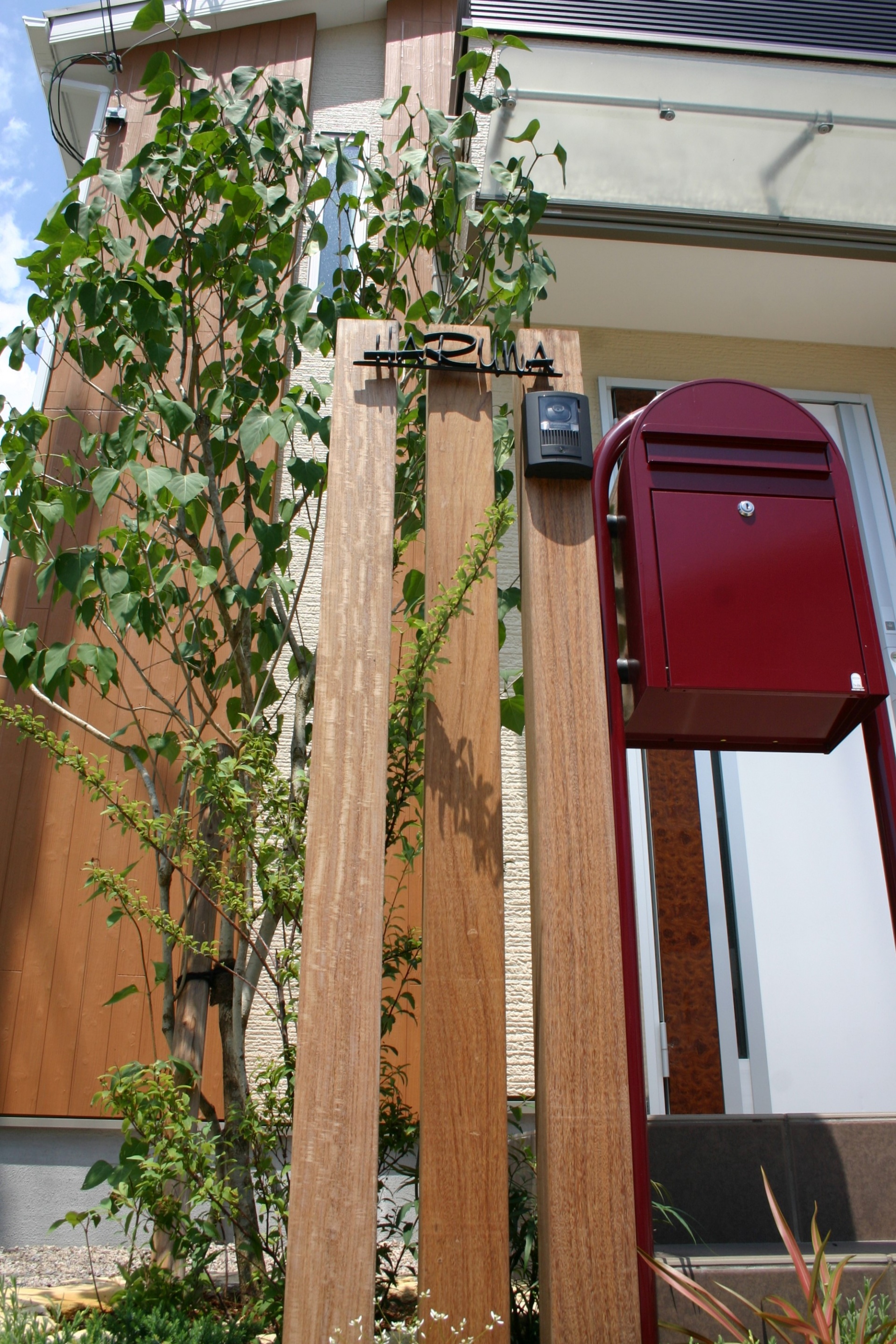 ウリン材スリットで自然な門回り　たつの市H様邸4