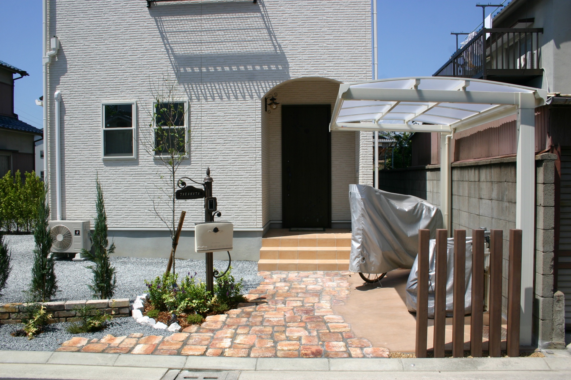 欧風住宅にヨーロピアンな機能門柱と異形煉瓦のアプローチ 欧風住宅にヨーロピアンな機能門柱と異形煉瓦のアプローチ