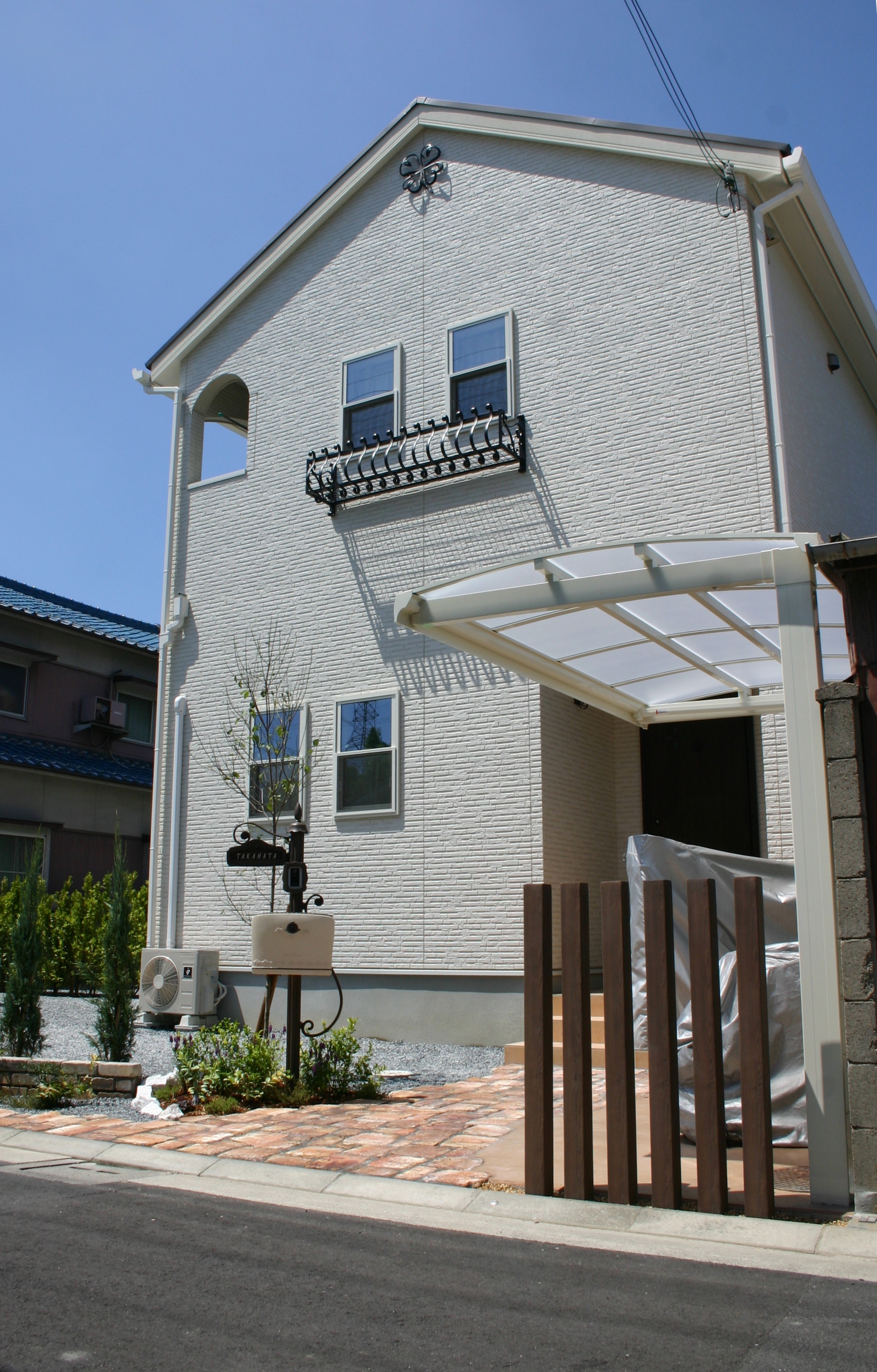 欧風住宅にヨーロピアンな機能門柱施工後 欧風住宅にヨーロピアンな機能門柱施工後