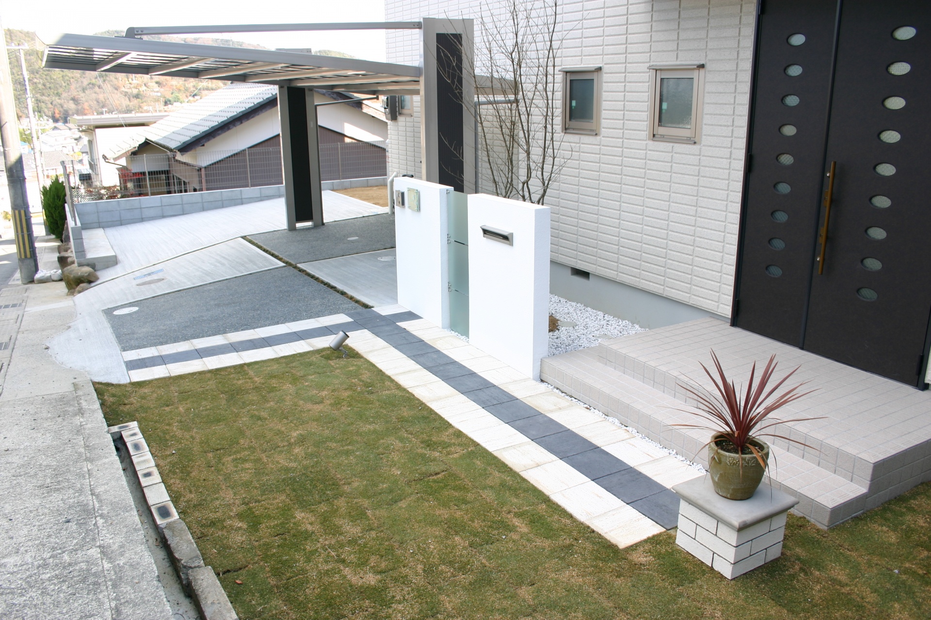 ストレートタイルラインにシンプルエクステリアデザイン