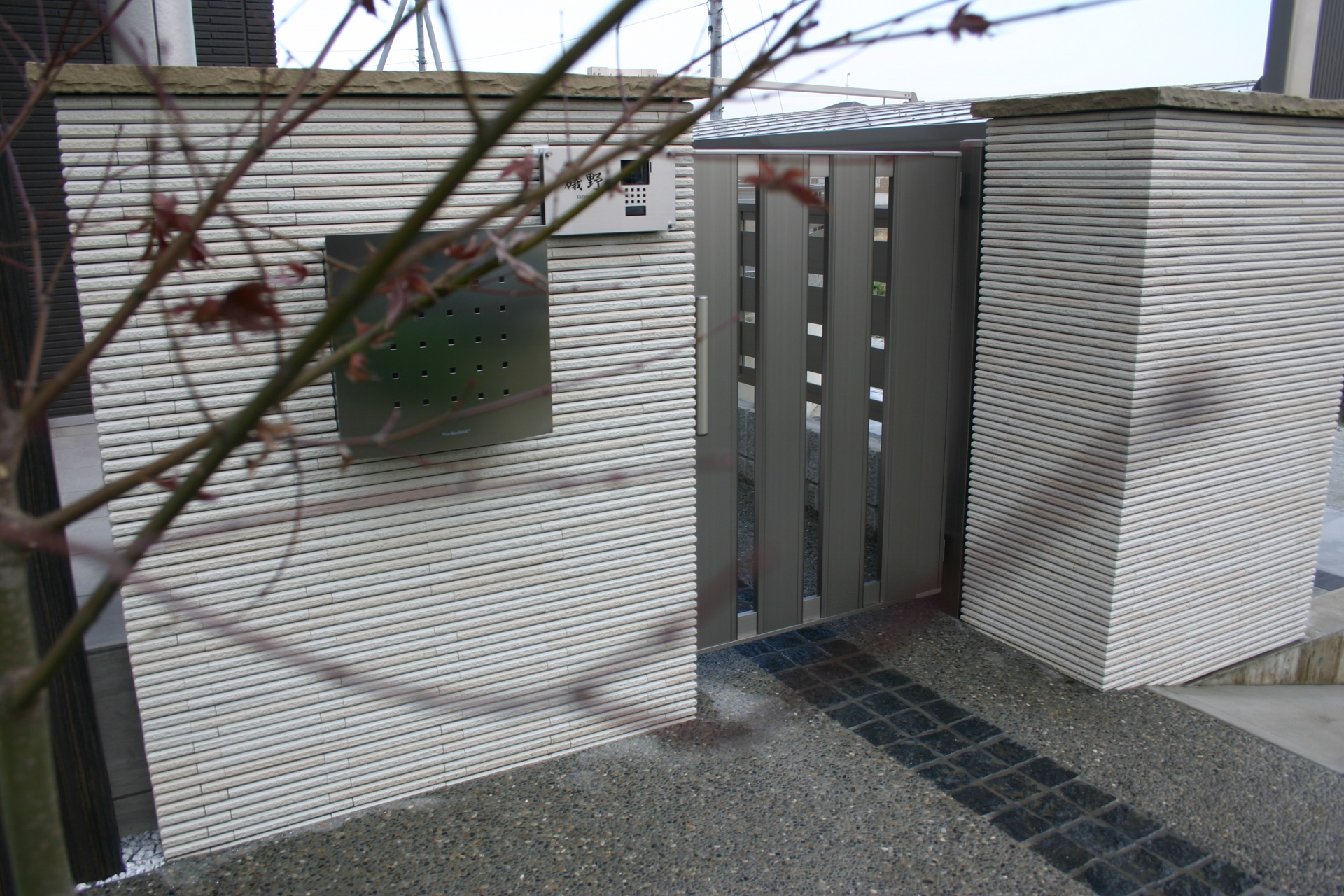 ホワイトウォールのシンプル門周り