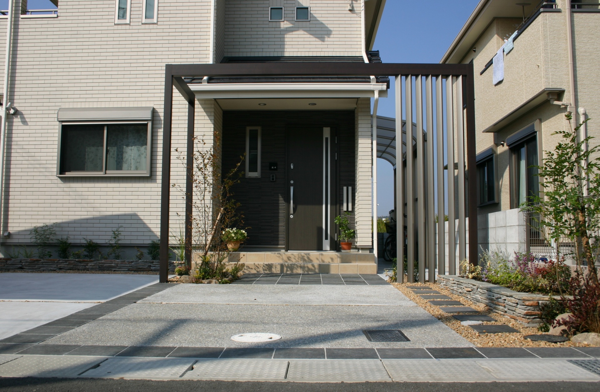 プラスＧ　縦格子で玄関周りを間取る　高砂市Ｕ様邸