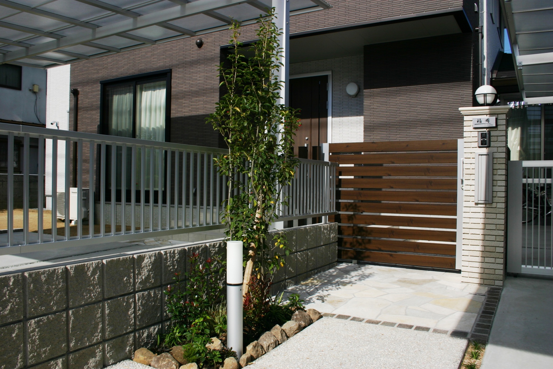 木目でアクセントのある門回り　姫路市F様邸3