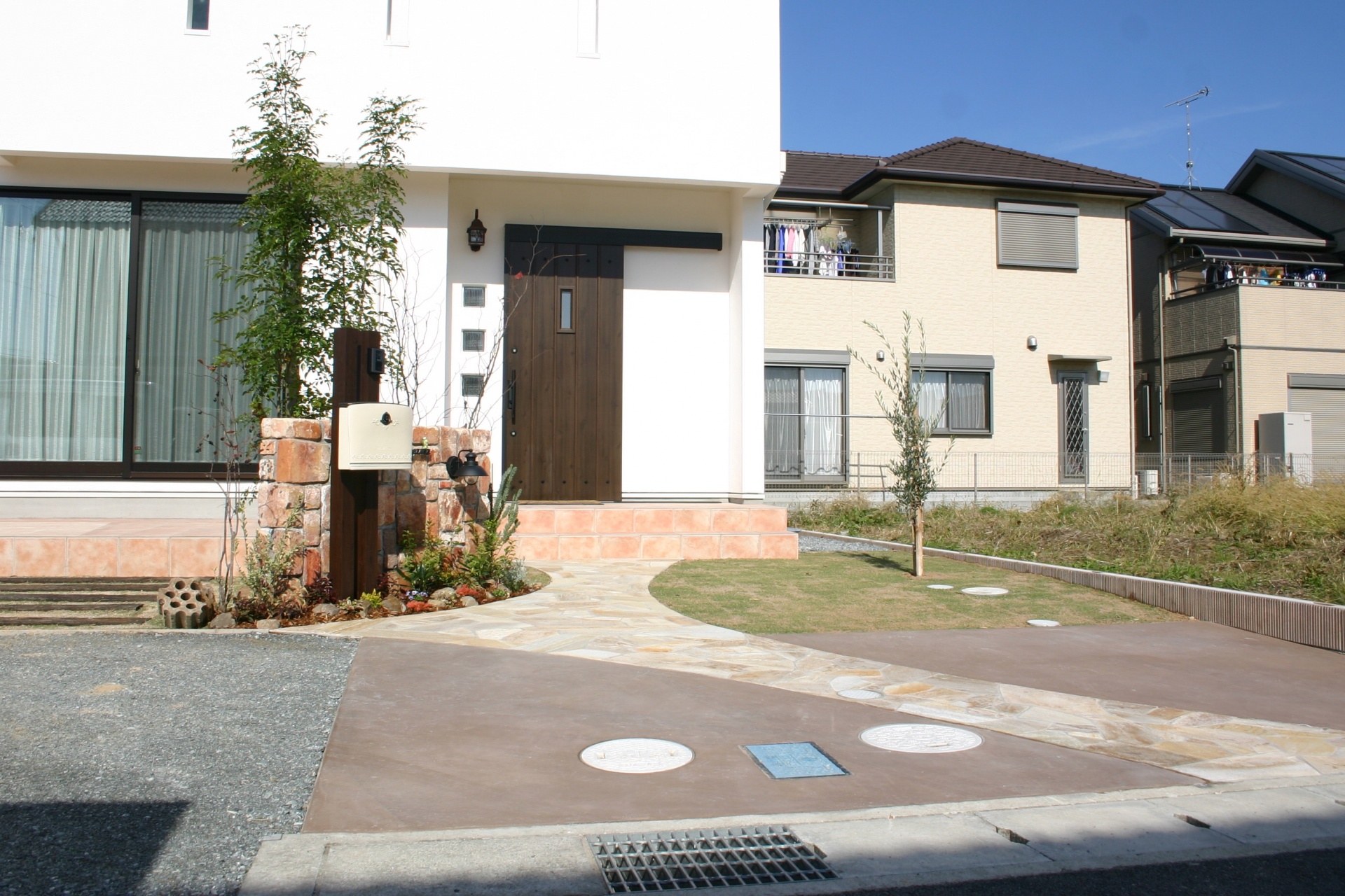 ナチュラルで可愛いお家に合わせてデザイン 太子町M様邸アプローチ ナチュラルで可愛いお家に合わせてデザイン 太子町M様邸アプローチ