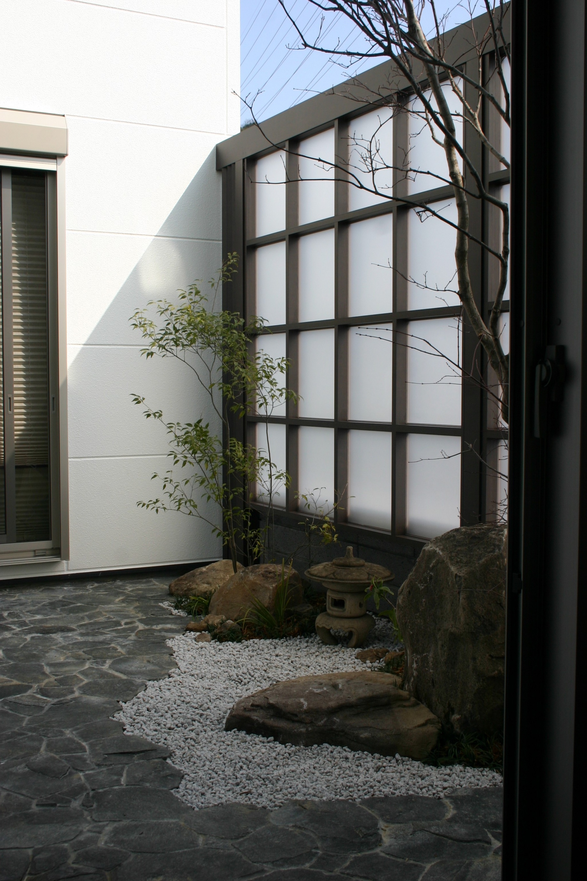 砂岩石柱と丹波石コバ積みで和風モダン　姫路市I様邸5