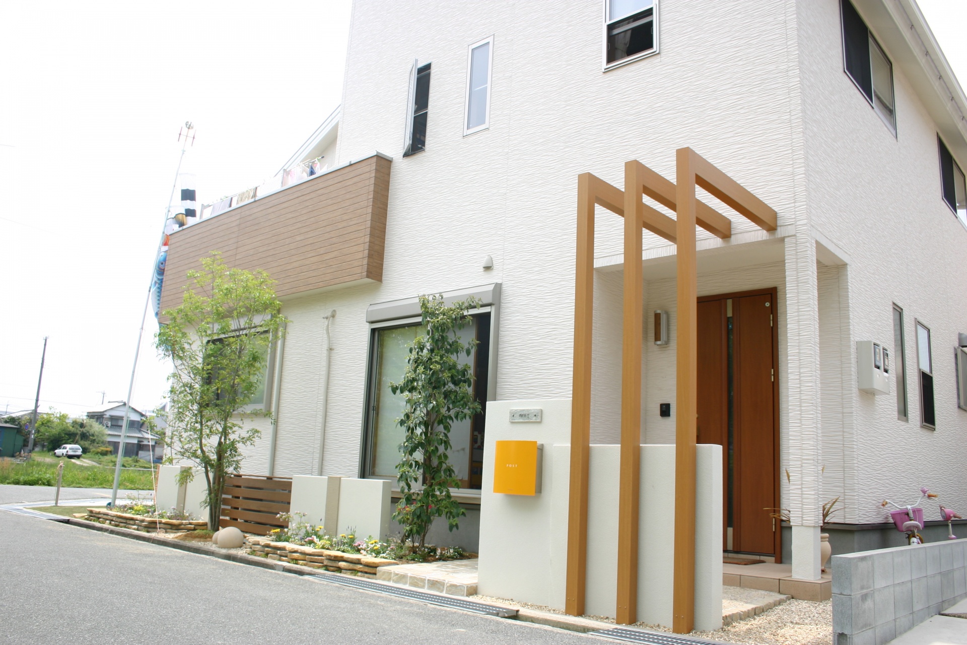 赤穂市エクステリアポイント　ウッドアーチのある門周り