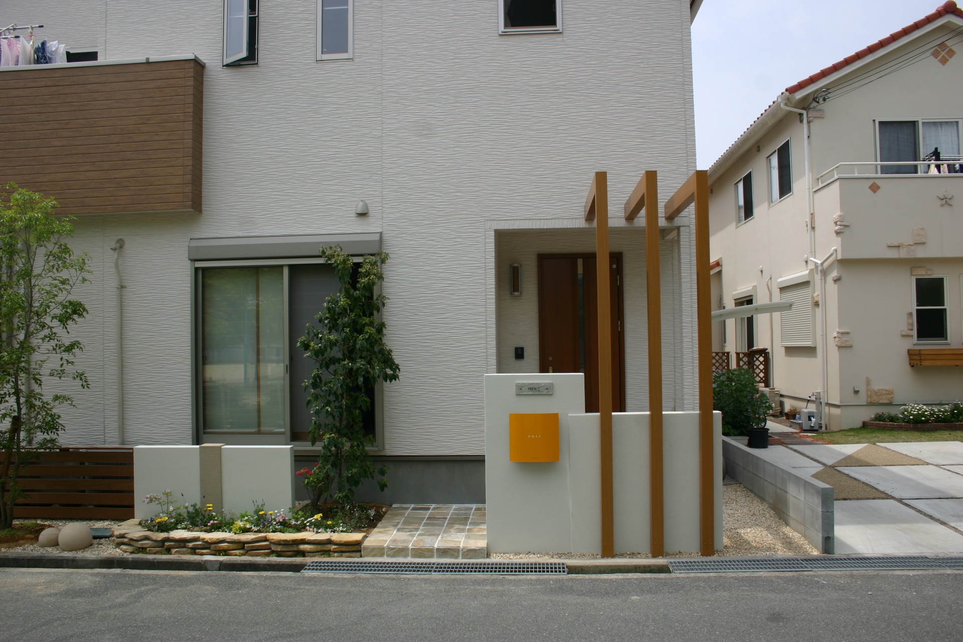 玄関前のウッドアーチがポイント　赤穂新築外構