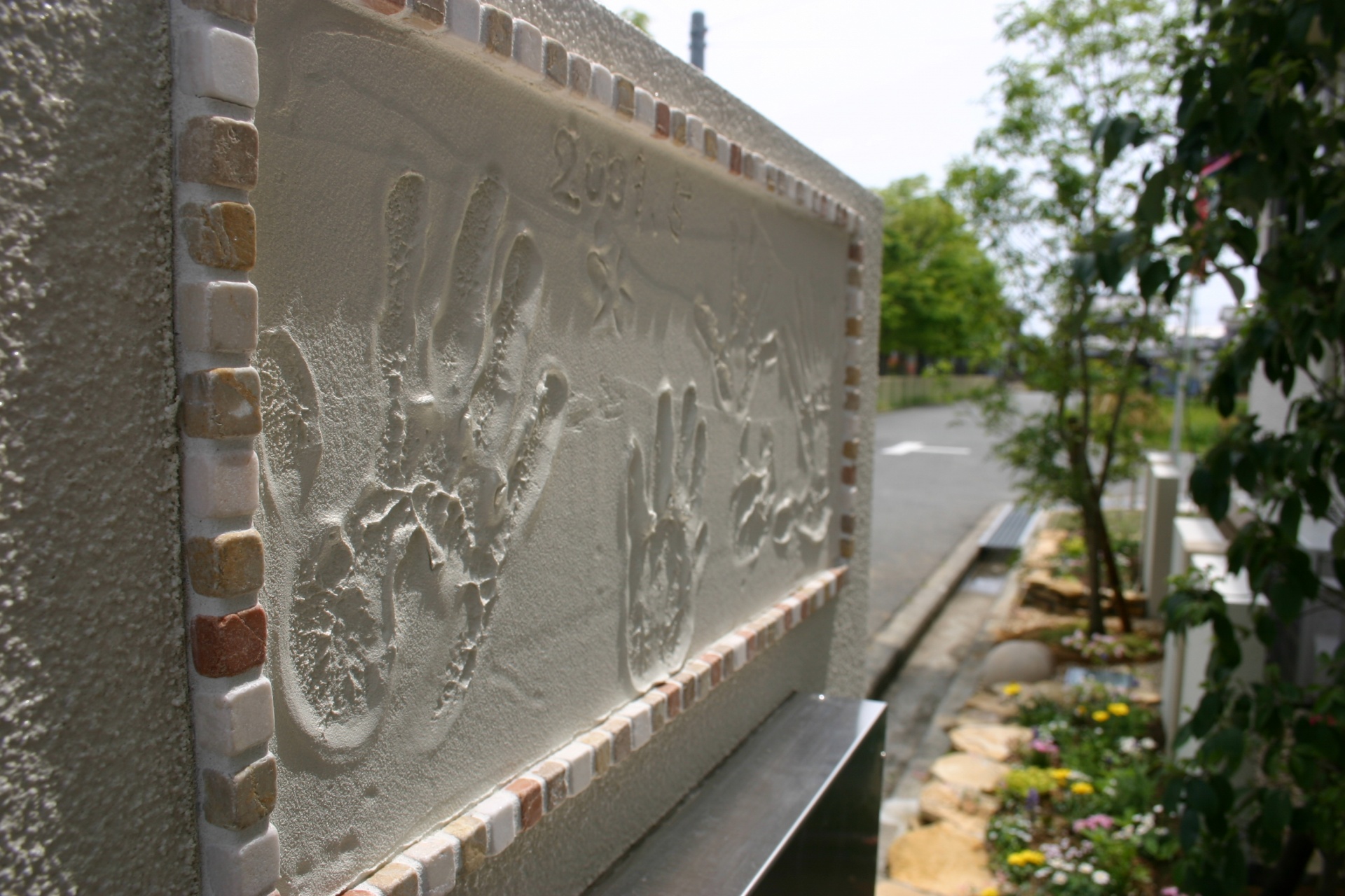 姫路市エクステリアポイント　モザイクに縁取りしたメモリアル手形