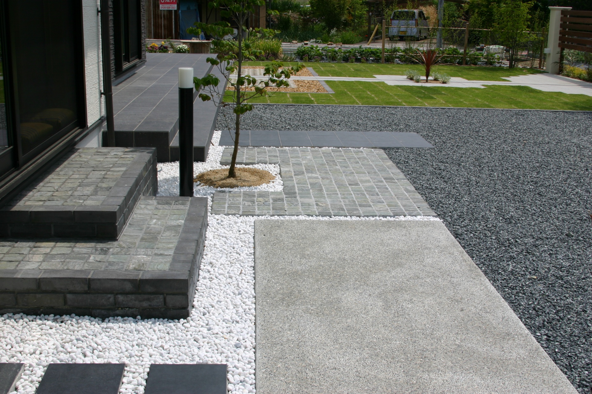 相生市エクステリアポイント　イブシブラックのレンガステップ