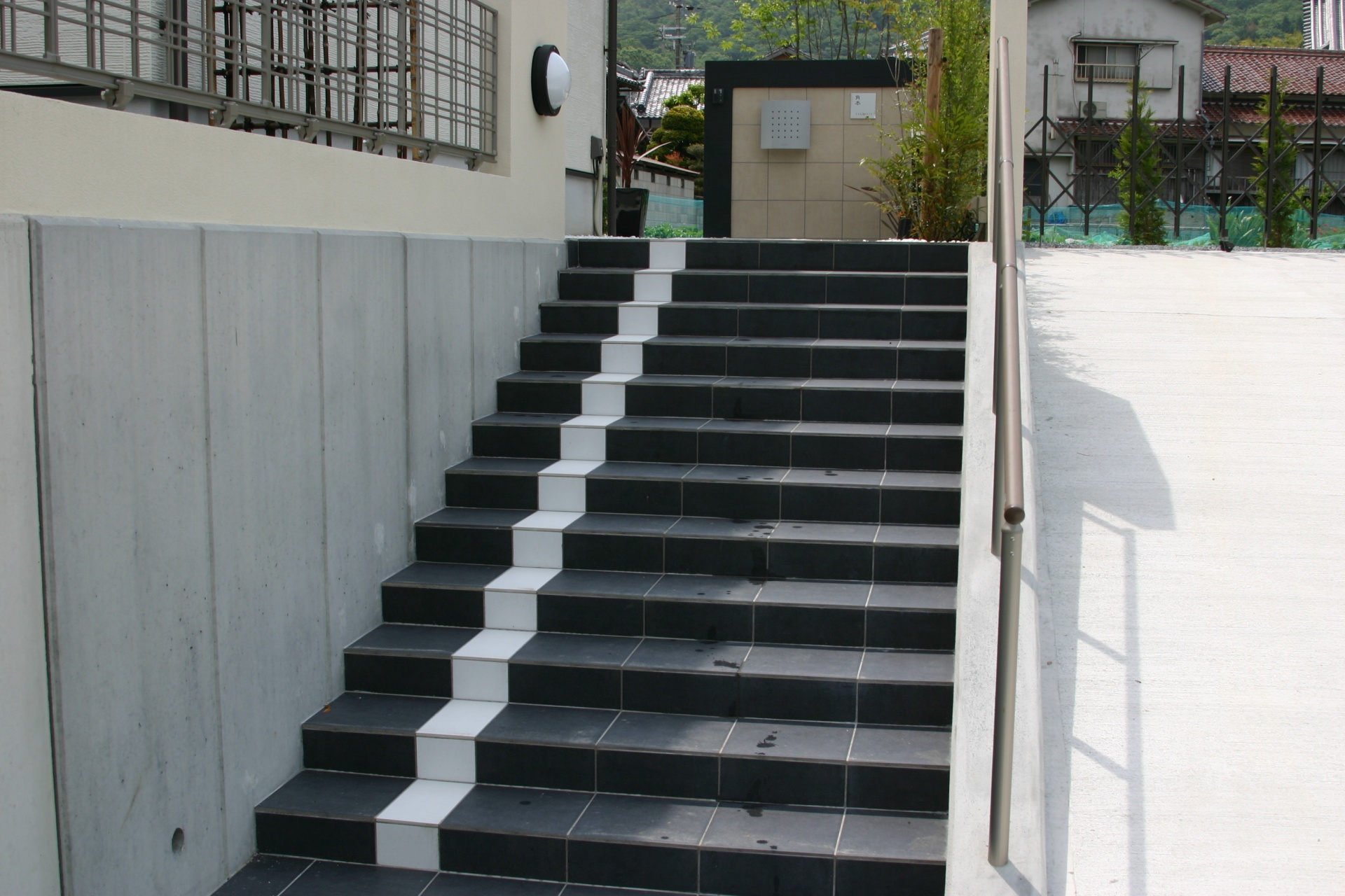 相生市エクステリアポイント　ブラックアンドホワイト階段デザイン