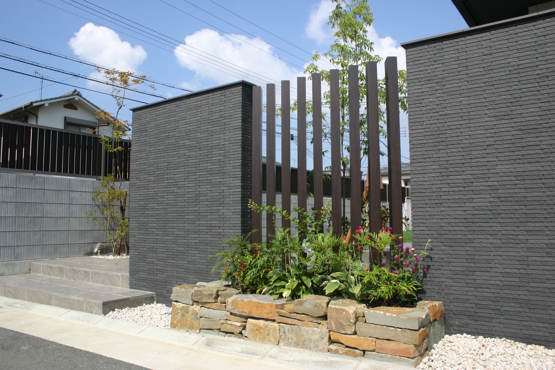 スリット越しに見えるアオダモ　加古川市S様邸