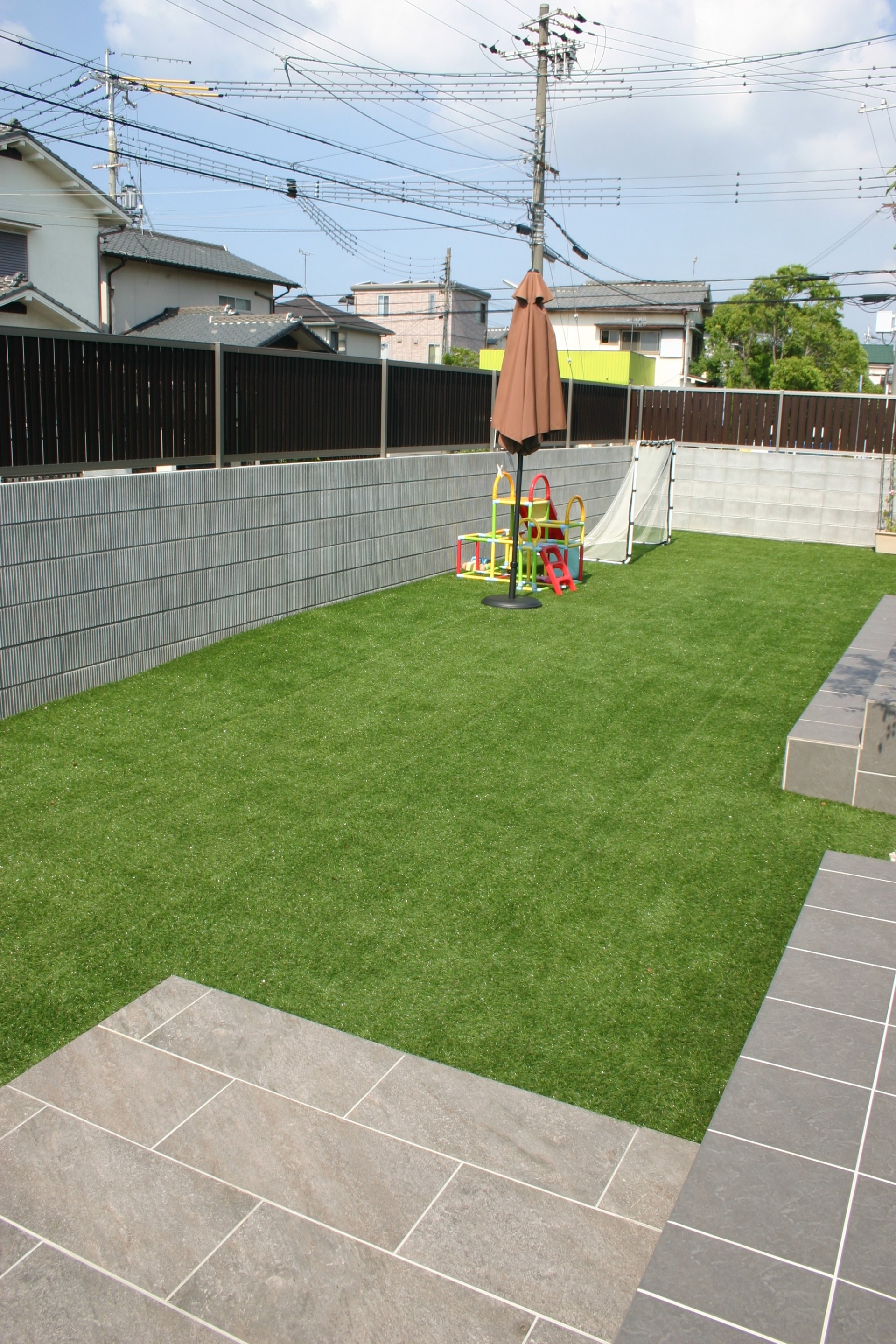 門扉を開けると広がる真っ青な人工芝のあるお庭　加古川市S様邸