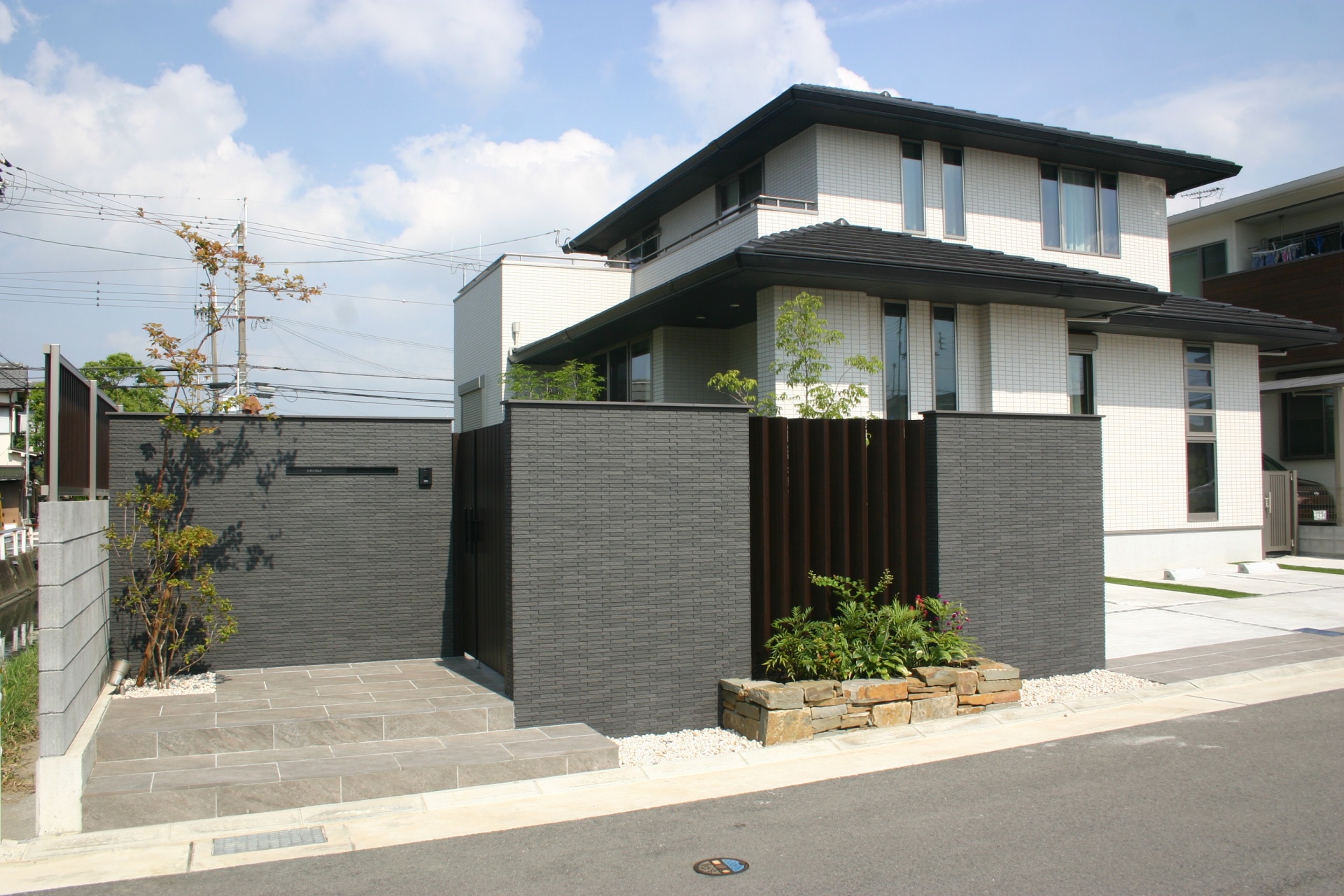 ナツハゼの陰影が美しい門回り　加古川市S様邸1