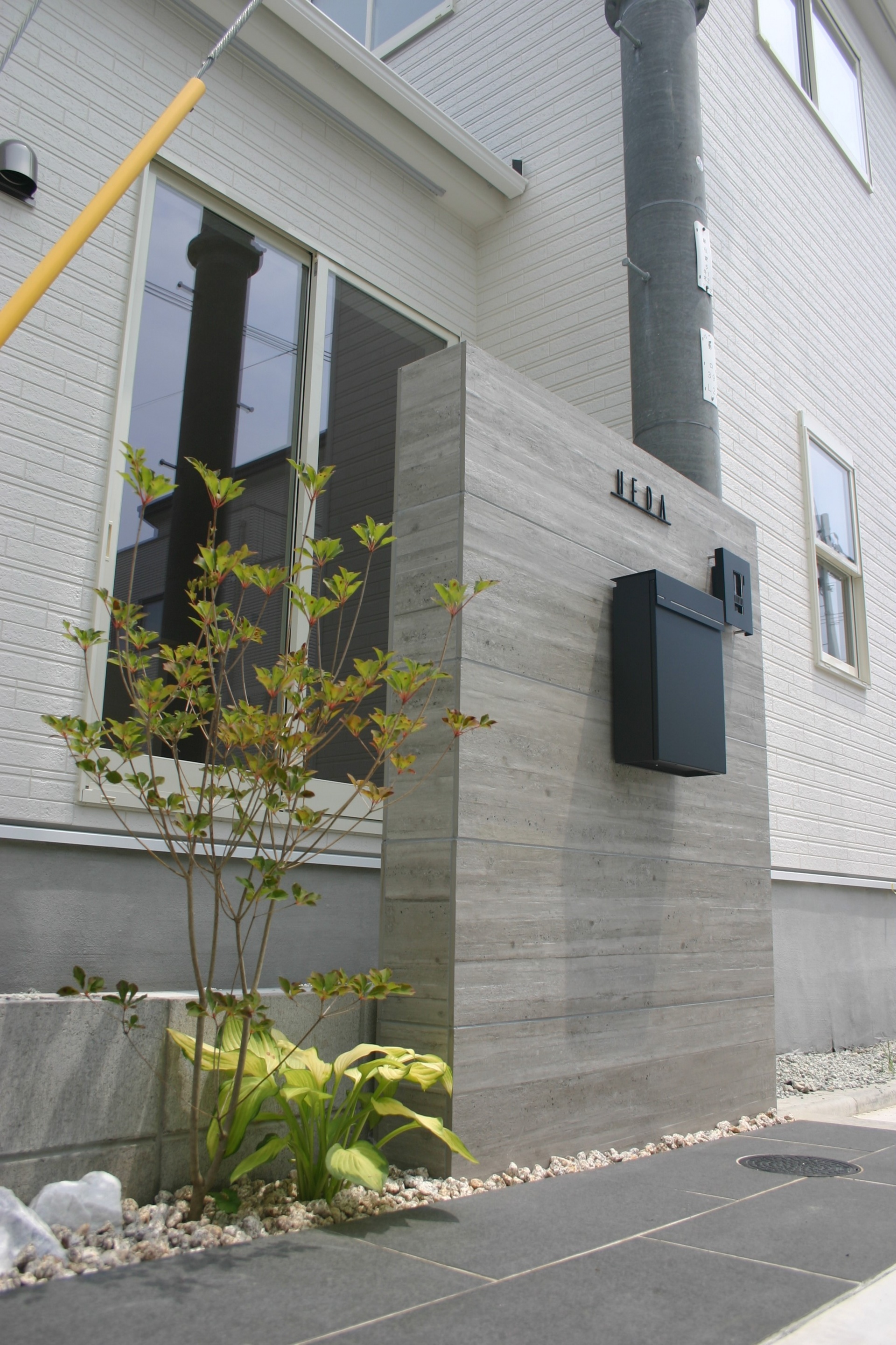 加古川市U様邸RC杉板風タイル張り門柱1