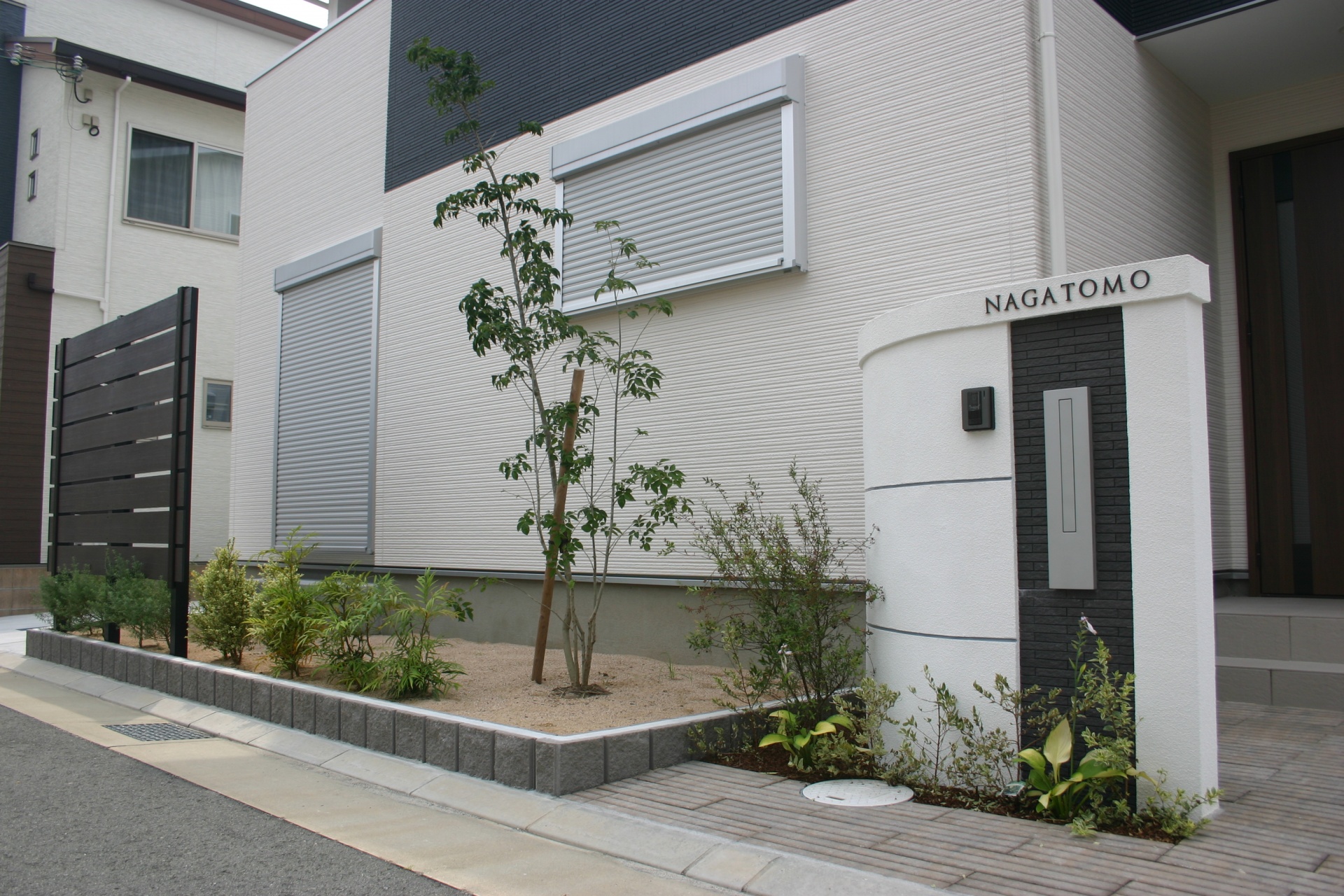 建物と調和した白と黒のモダンエクステリア　加古川市N様邸門回り