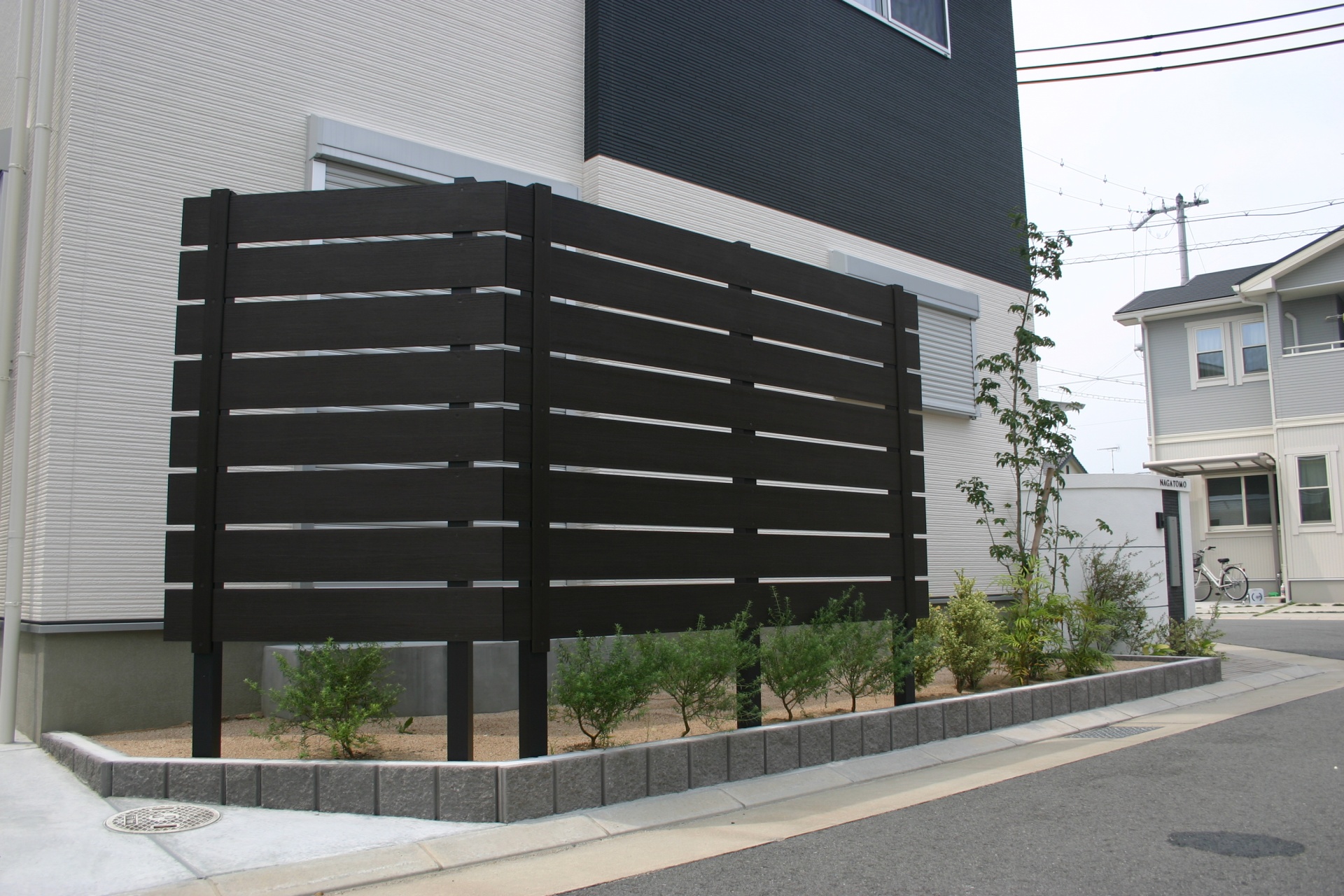 建物と調和した白と黒のモダンエクステリア　加古川市N様邸ディーズガーデン　アルファウッド横張りフェンス