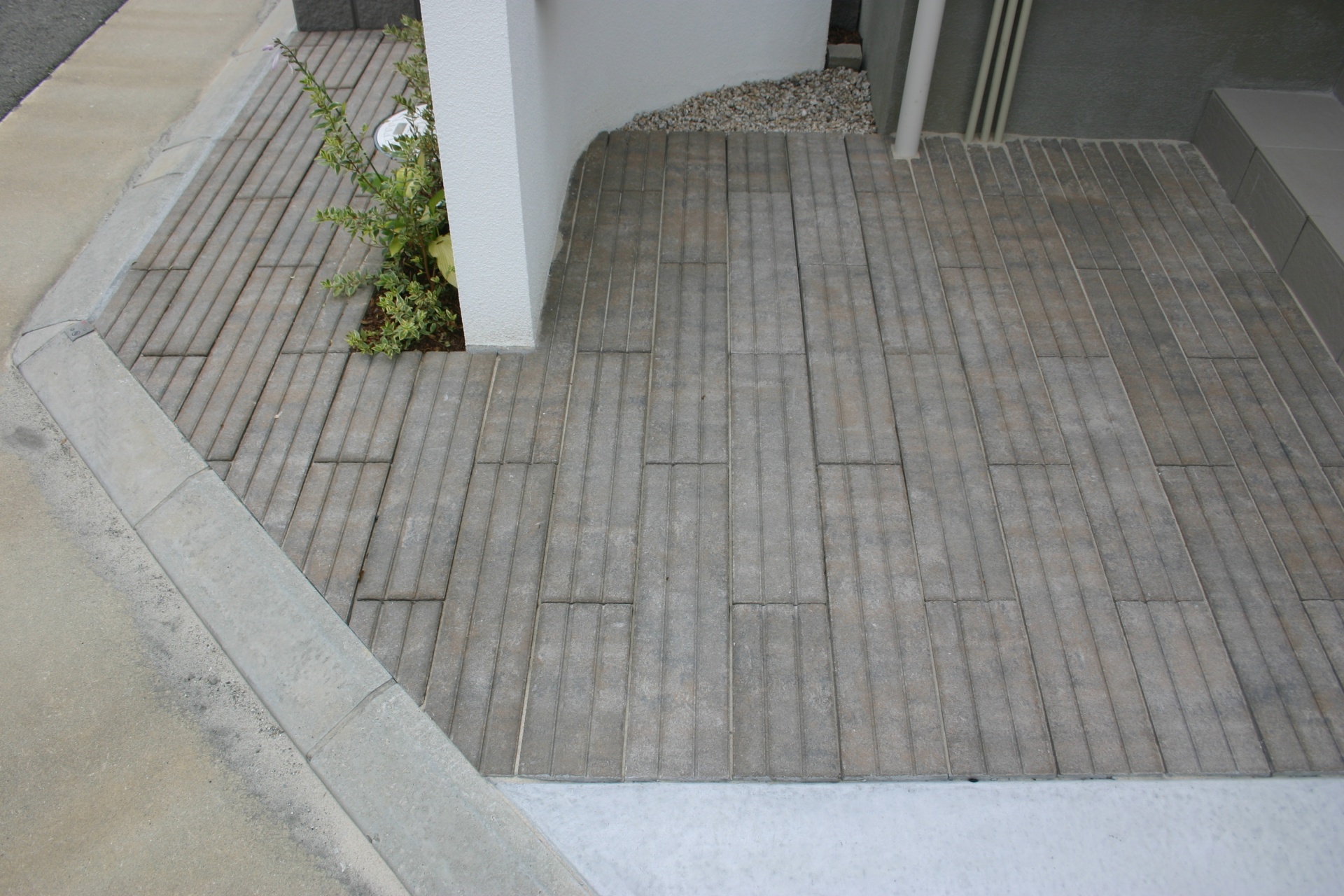 建物と調和した白と黒のモダンエクステリア　加古川市N様邸ユニソン：リビオスリット