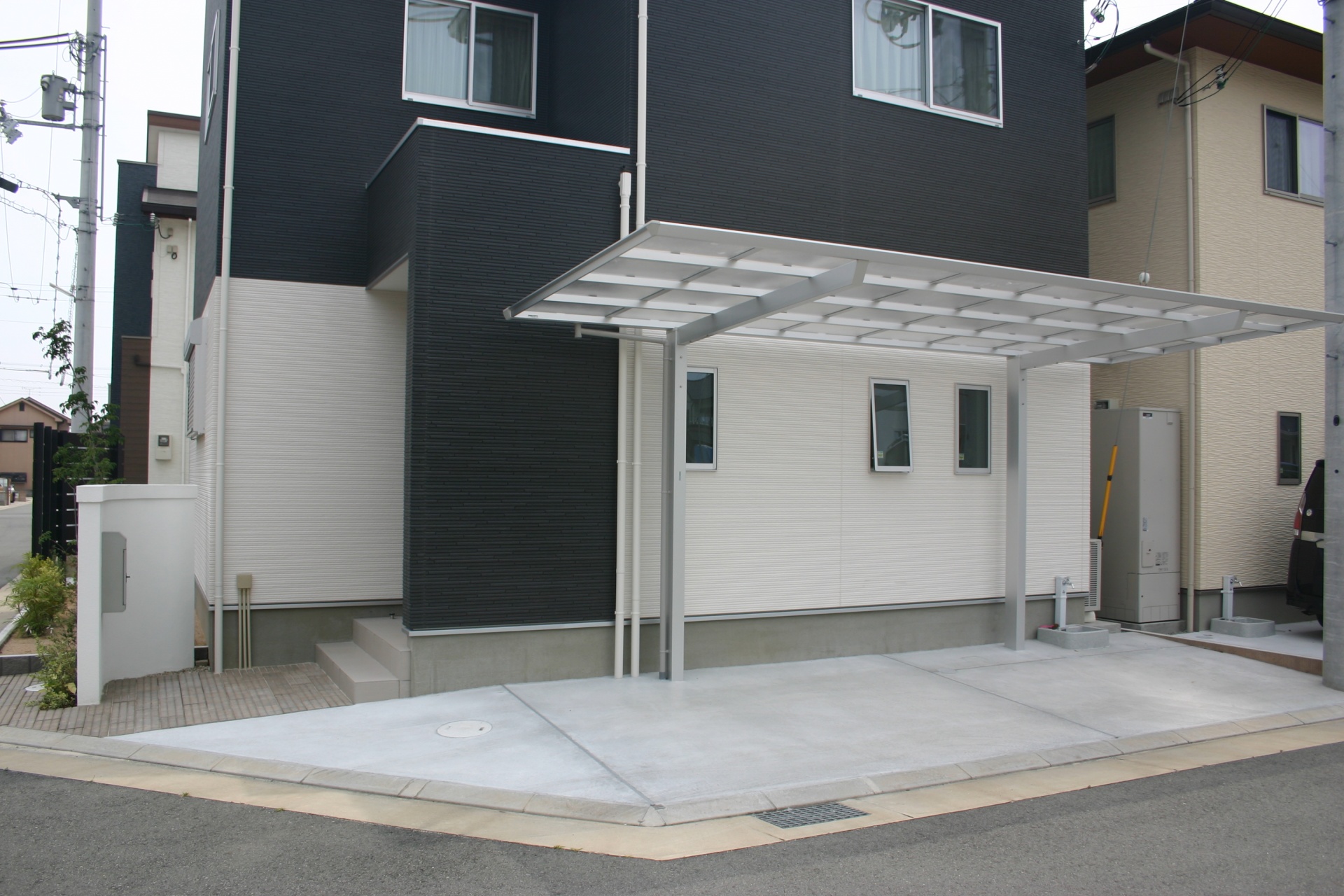 建物と調和した白と黒のモダンエクステリア　加古川市N様邸三協アルミ：セルフィ