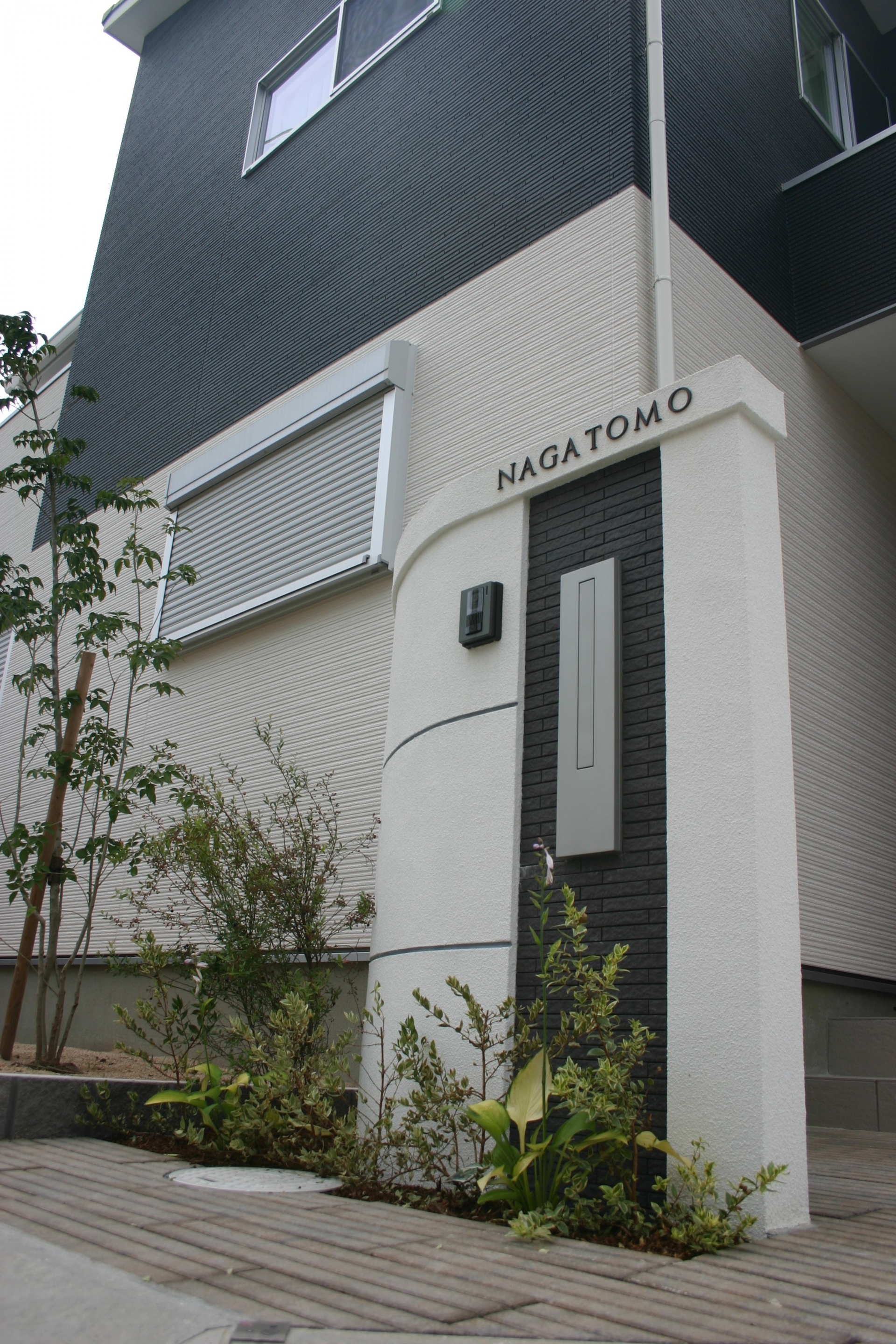 建物と調和した白と黒のモダンエクステリア　加古川市N様邸LIXILセラヴィオS張り門柱