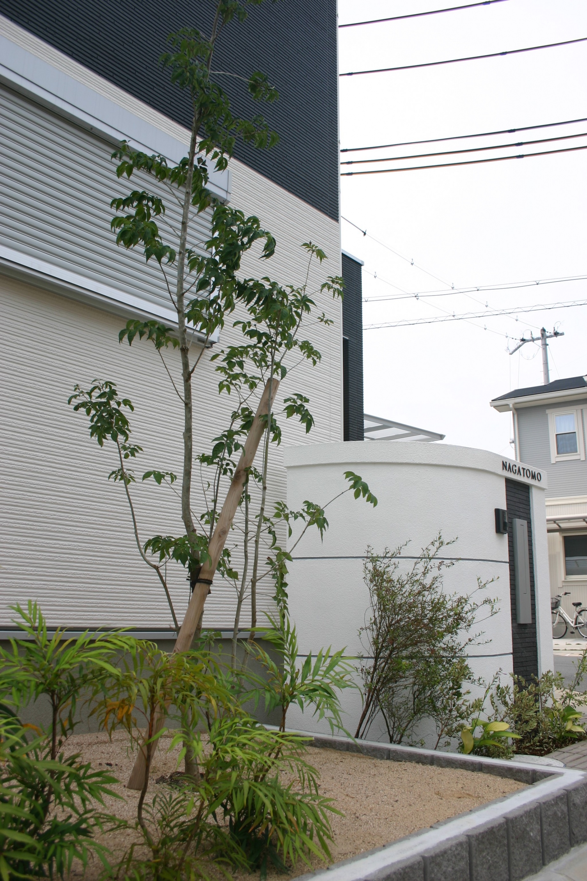 建物と調和した白と黒のモダンエクステリア　加古川市N様邸アオダモ　ビルベリー