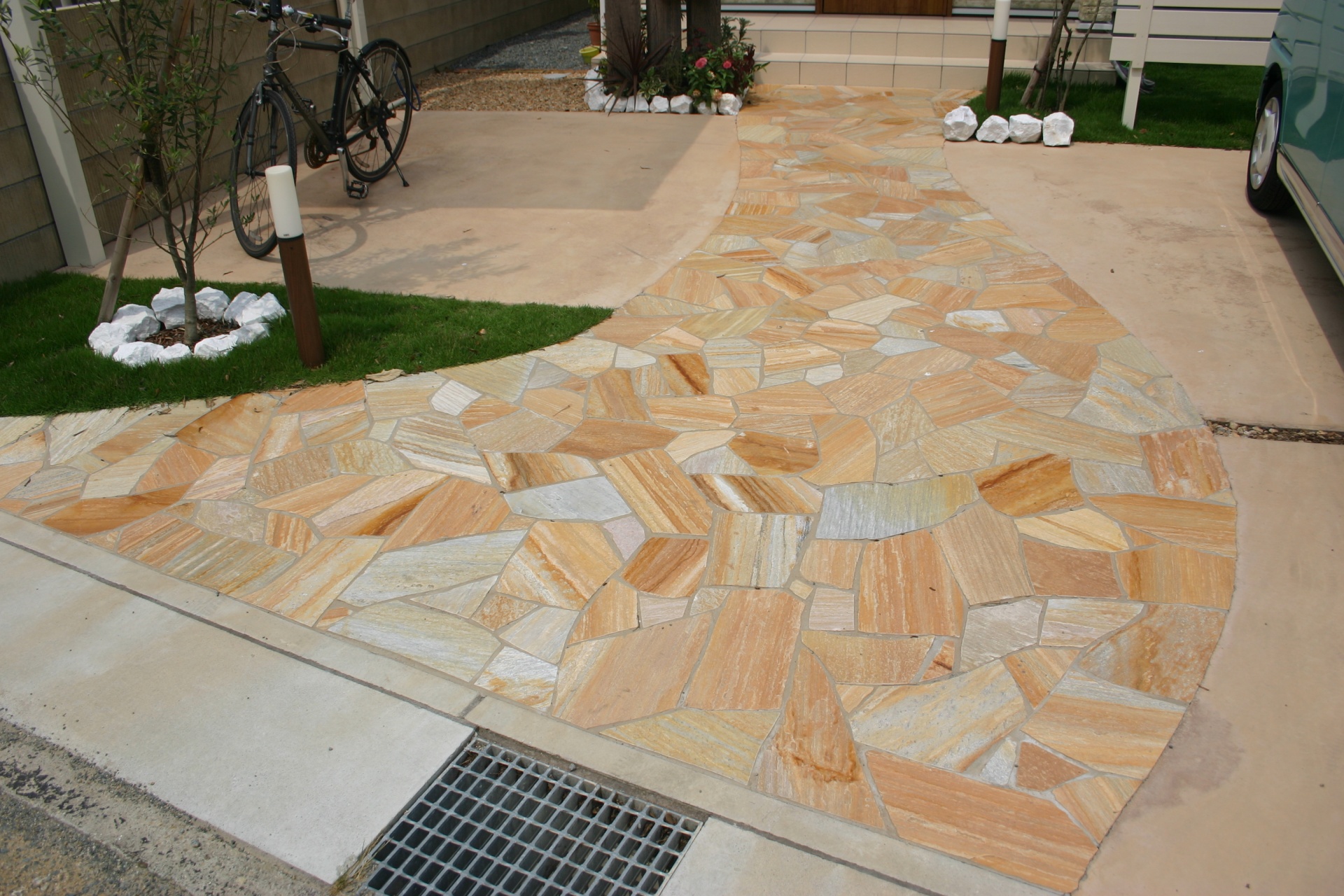 自然石乱張りアプローチ　加古川市F様邸