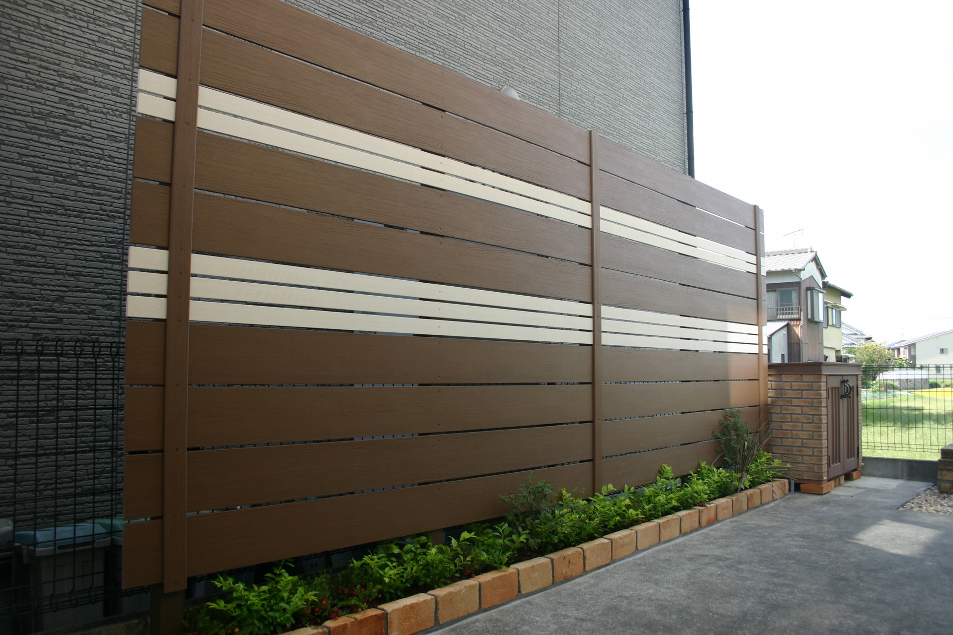 白のラインがアクセントにアルファウッドフェンス　相生市K様邸施工後