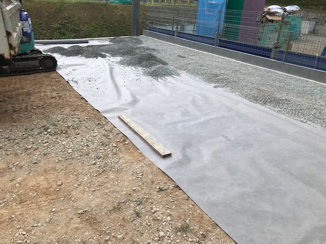 防草シートによる雑草対策　たつの外構工事