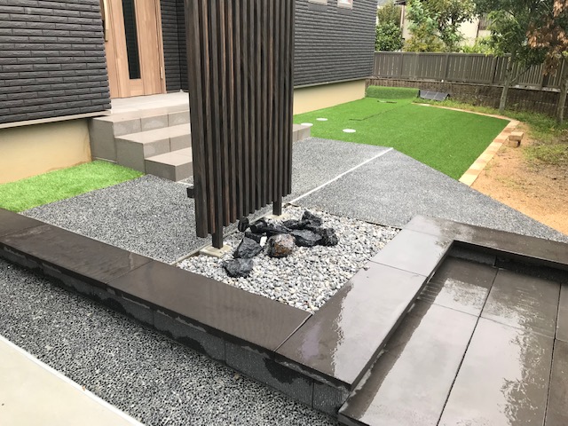 赤穂・上郡外構 ブラック洗い出しのアプローチデザイン　 エクステリア施工例