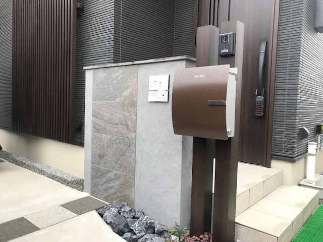 たつの市外構工事　塗り壁のグレー門柱