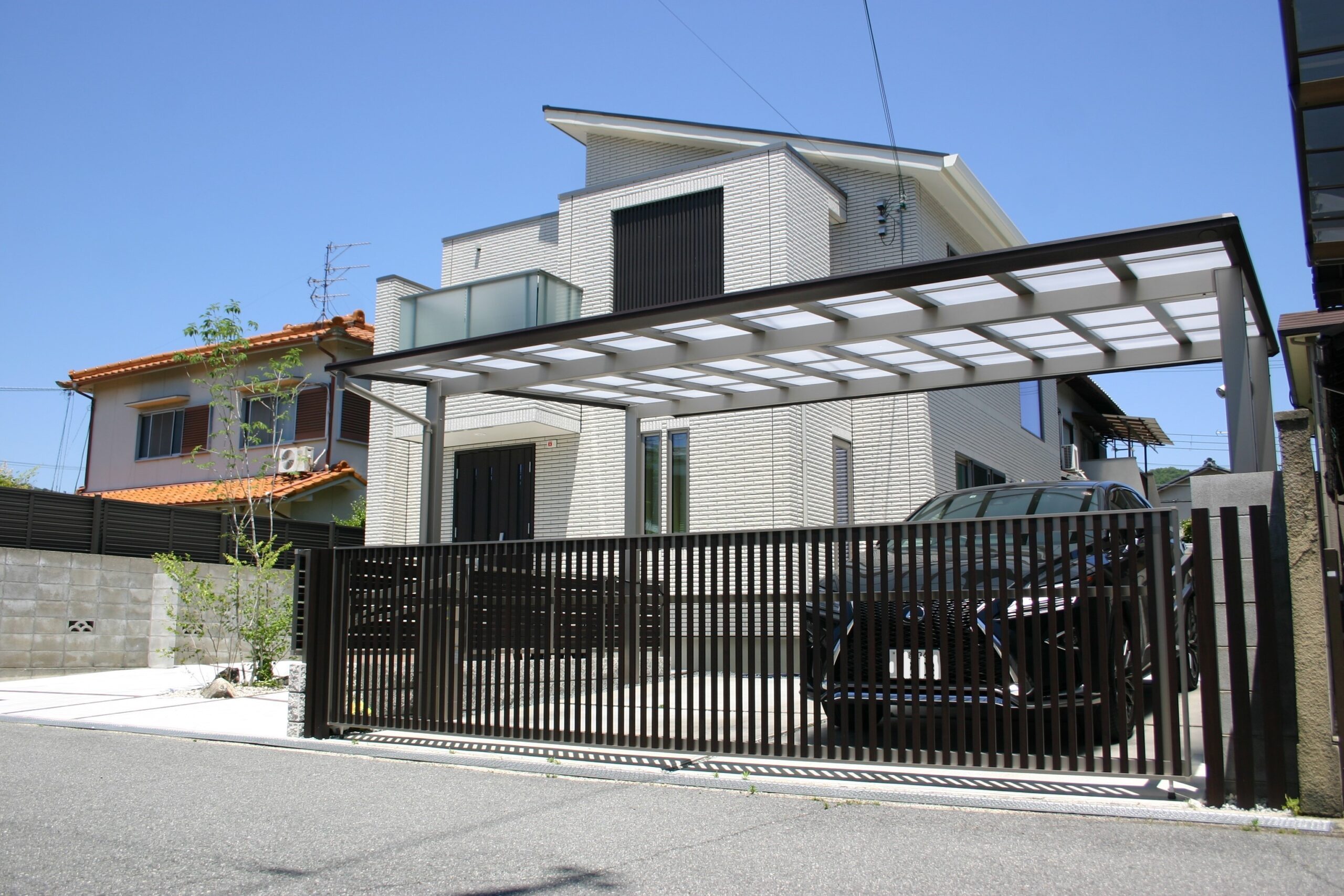 姫路市外構デザイン　木目デザインで重厚感のある車庫スペース