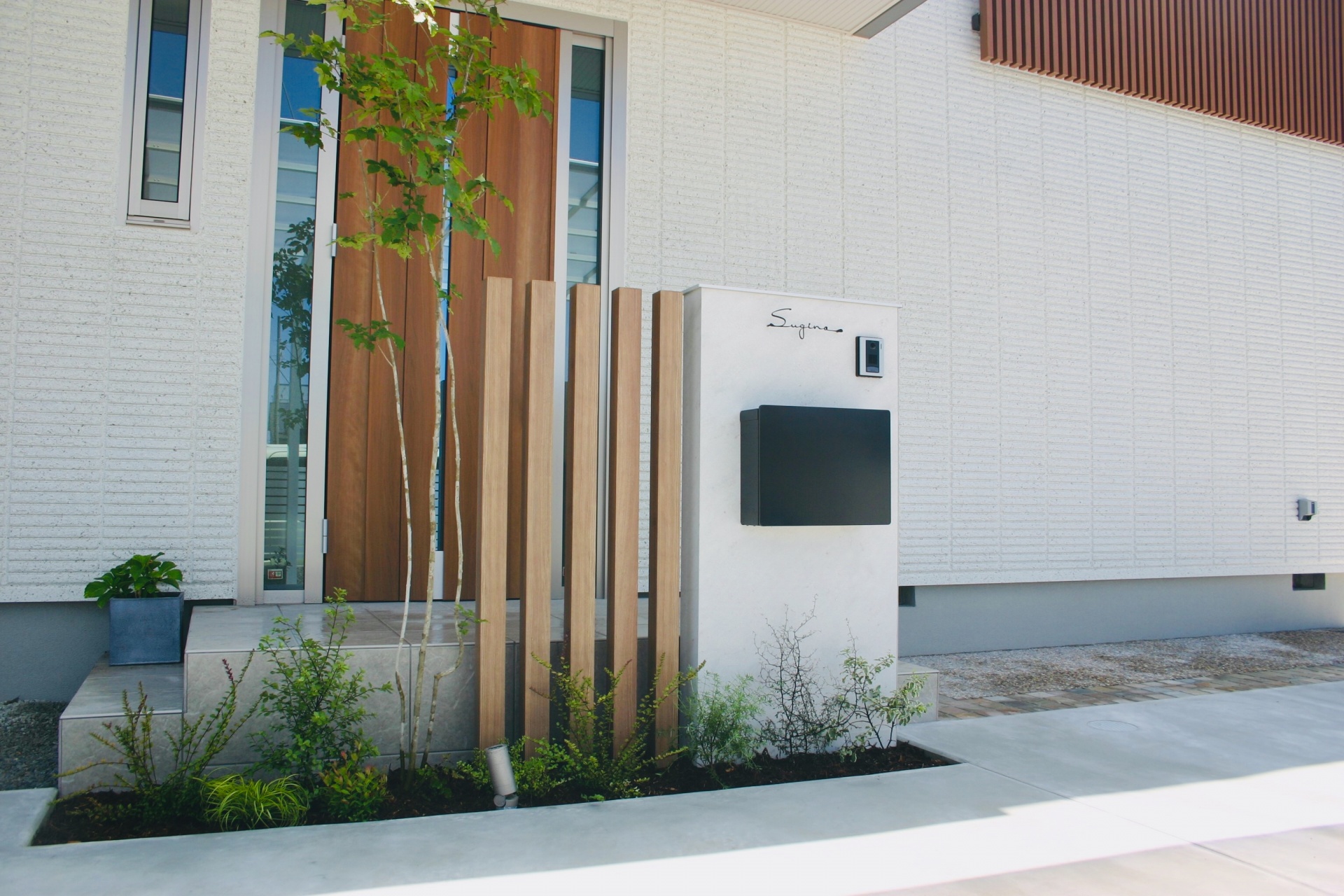 建物と統一感のある木目スリットデザイン　姫路市S様邸門回りピックアップ