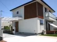 建物と統一感のある木目スリットデザイン　姫路市S様邸全体