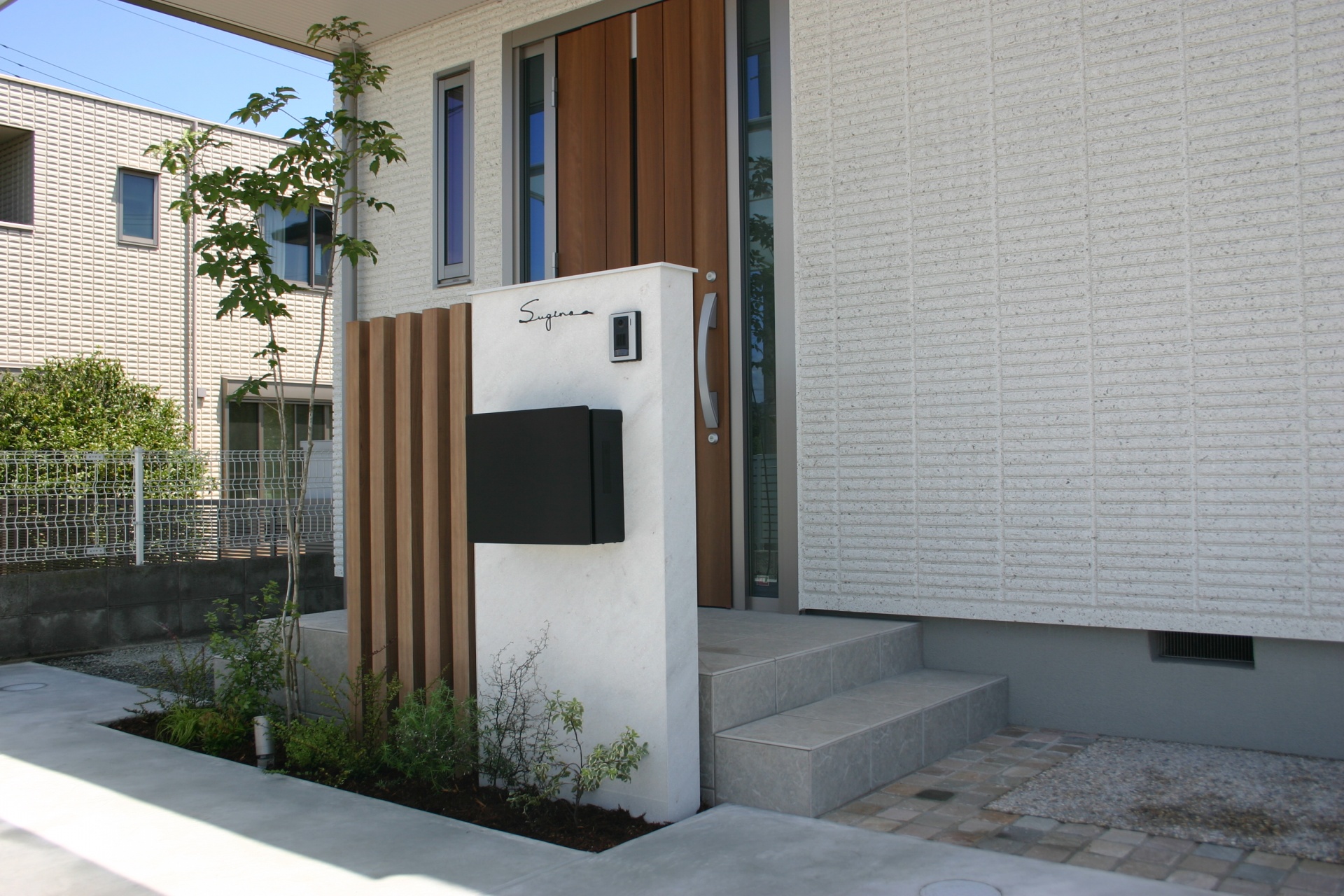 建物と統一感のある木目スリットデザイン　姫路市S様邸ファンクション