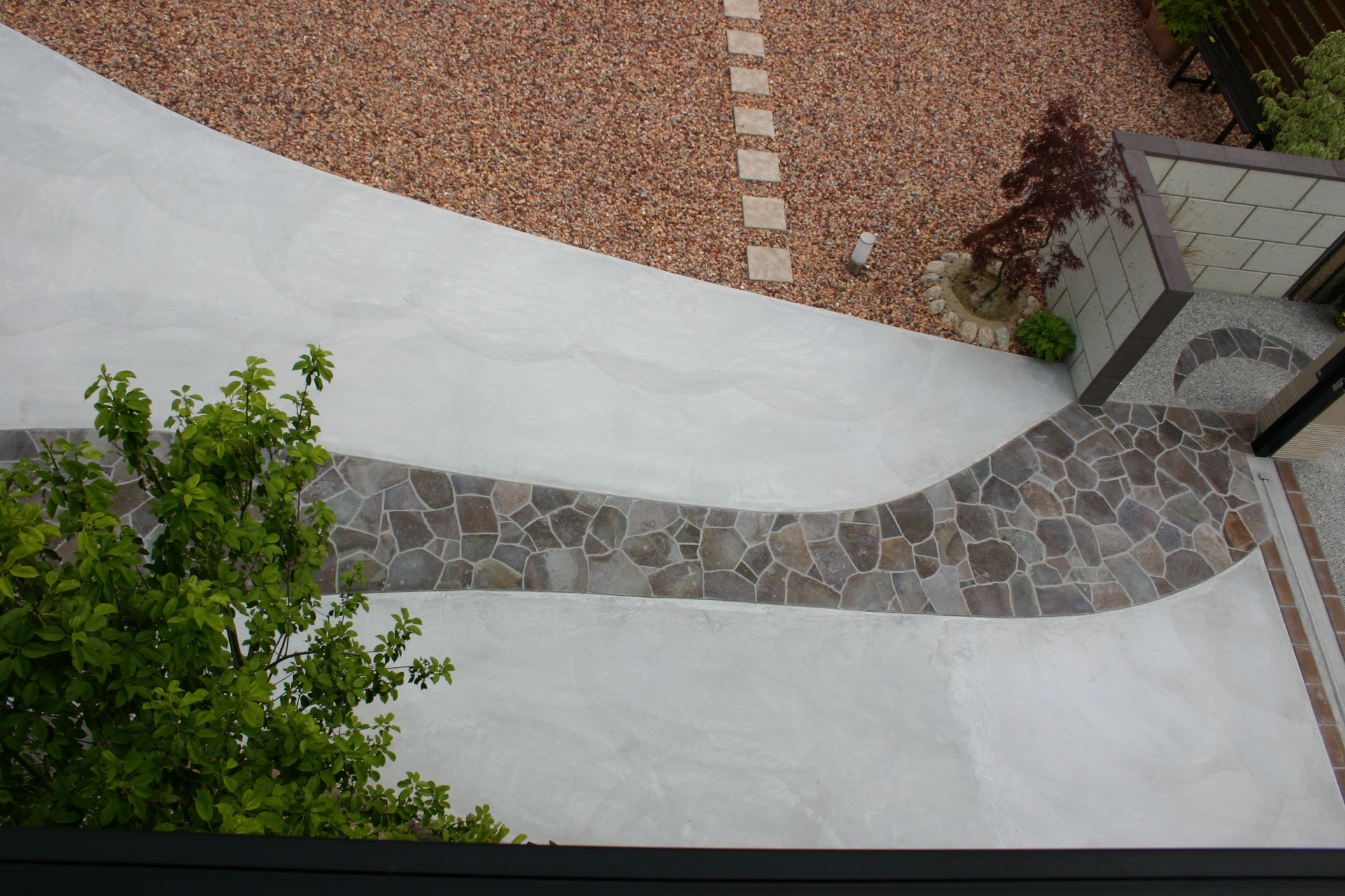 流れる川をデザインした鉄平石アプローチデザイン