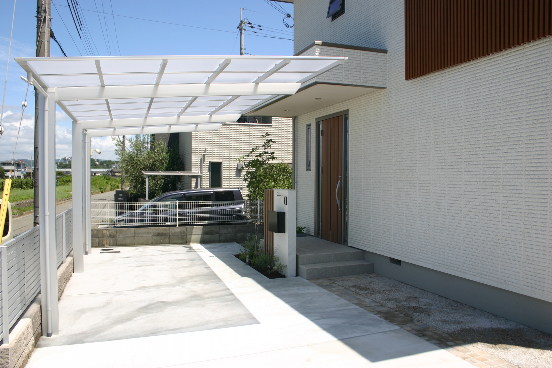 建物と統一感のある木目スリットデザイン　姫路市S様邸カーポートネスカ