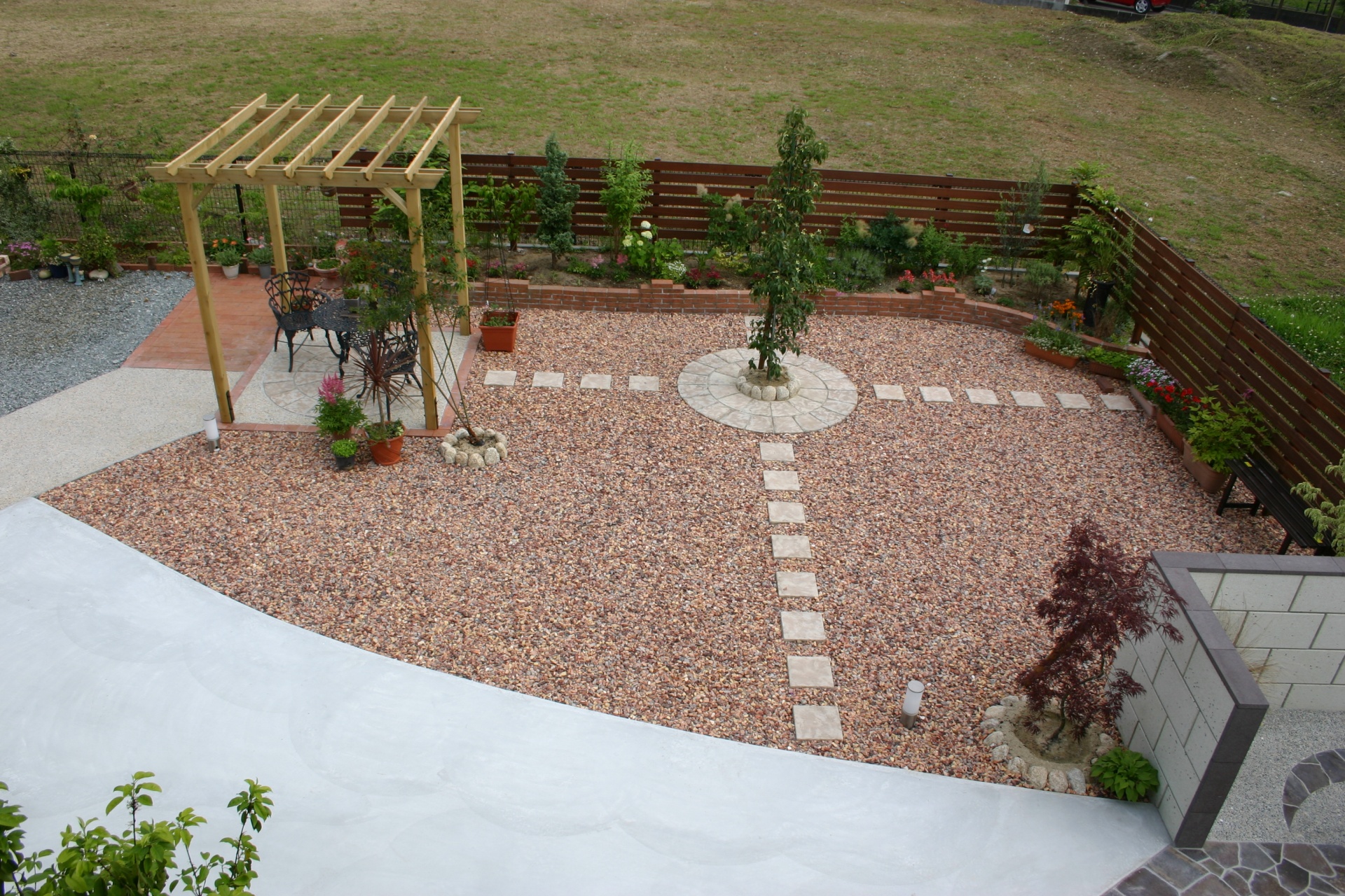 たつの市エクステリアポイント　パーゴラのある空間庭デザイン