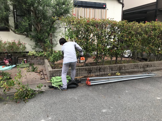 姫路目隠しフェンスリフォーム　生垣を目隠しアルミ木目フェンス　ＯＢ様リノベーション工事