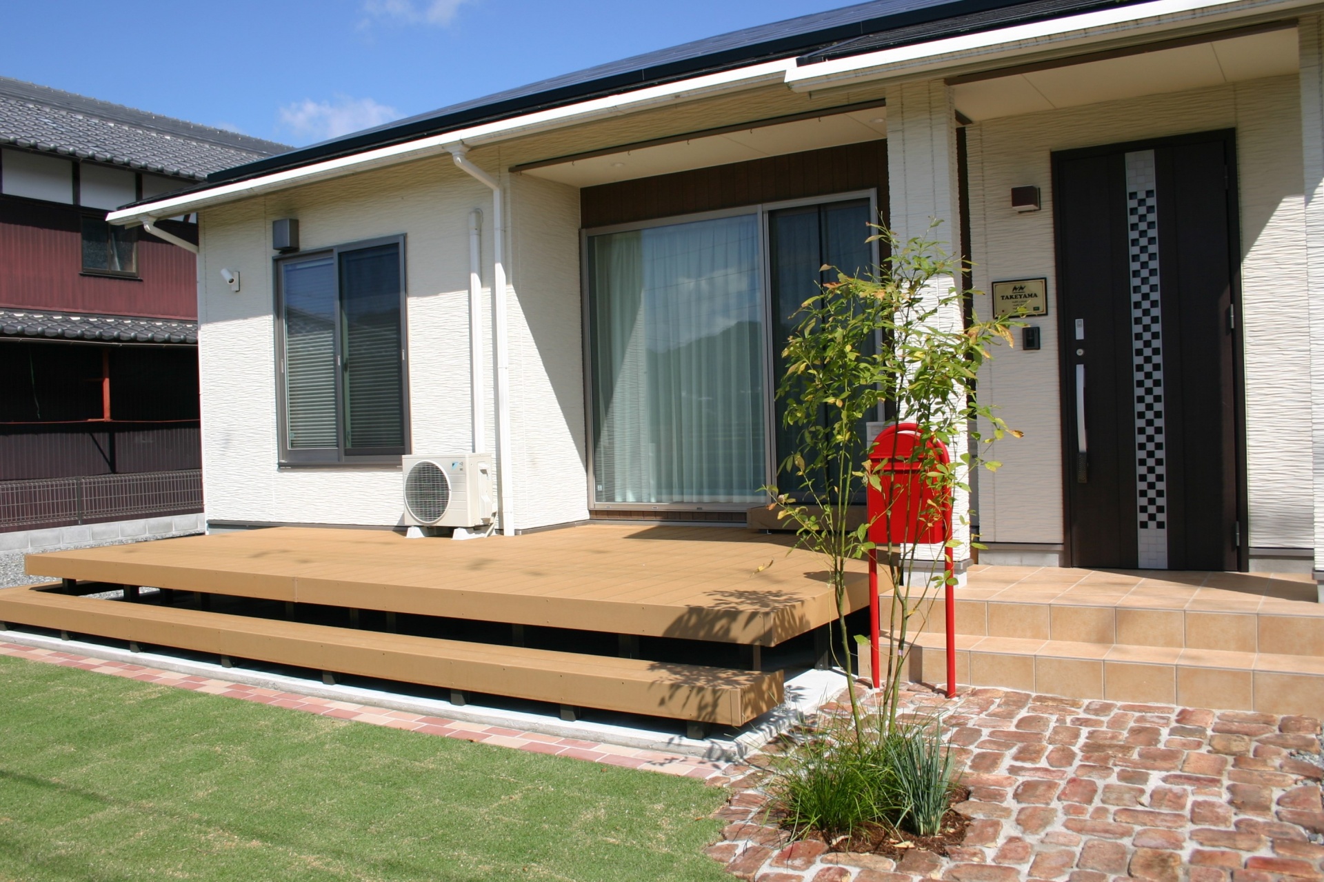 ウッドデッキに出て気持ち良く過ごすお庭　相生市T様邸ウッドデッキ