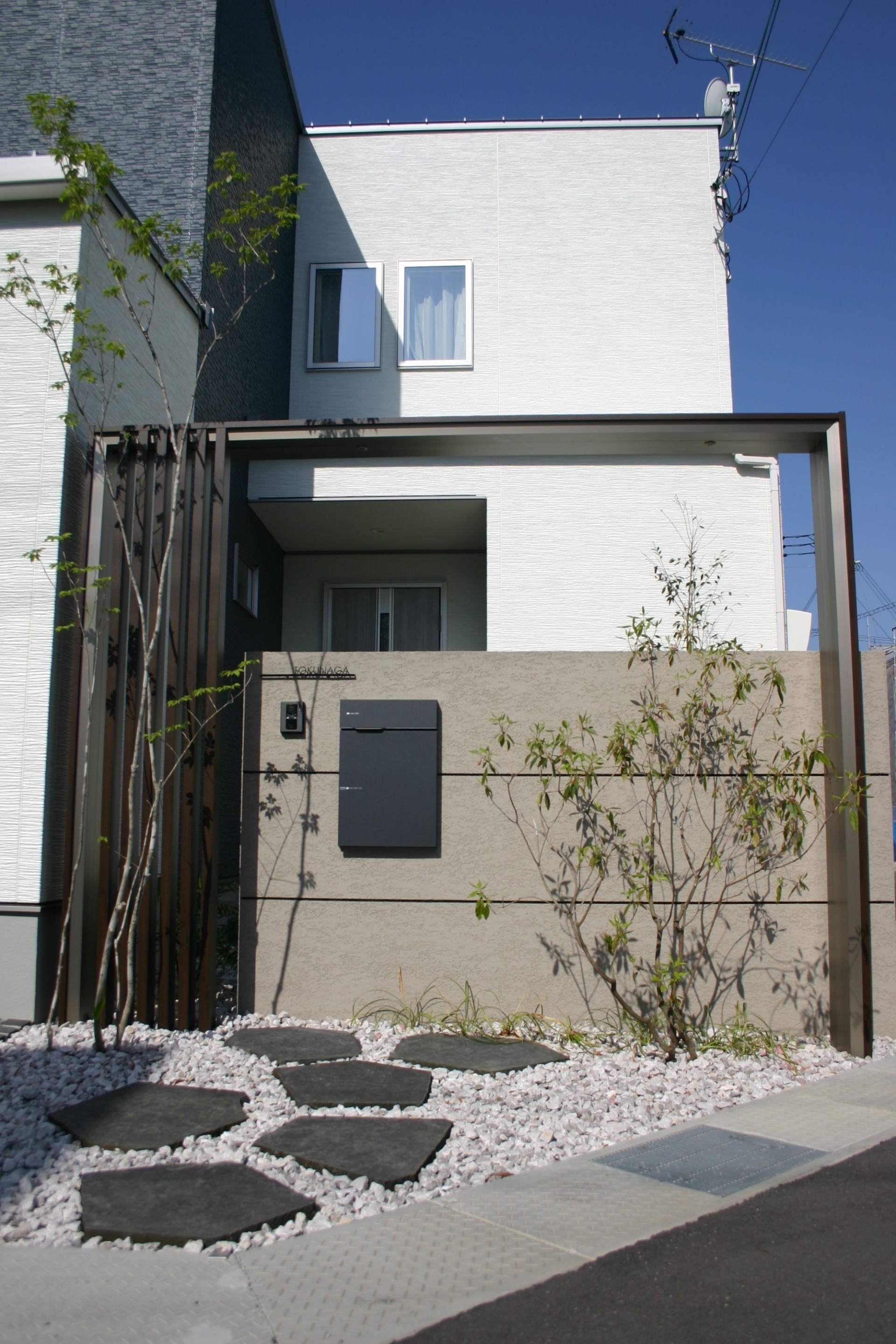 シンプルな外観に木調デザインアーチ　太子町T様邸昼