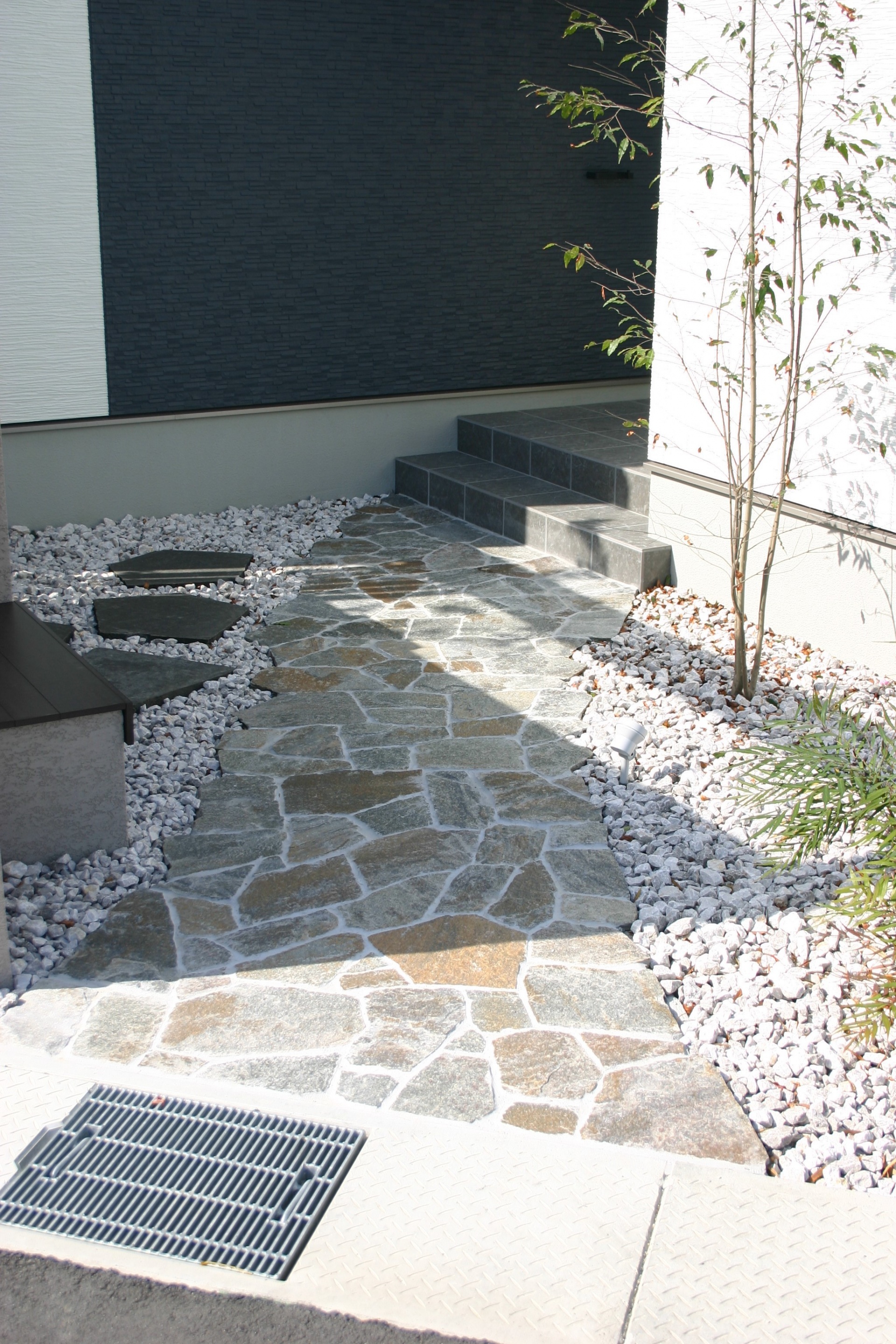 斜めアプローチ　自然石乱張り　太子町T様邸昼